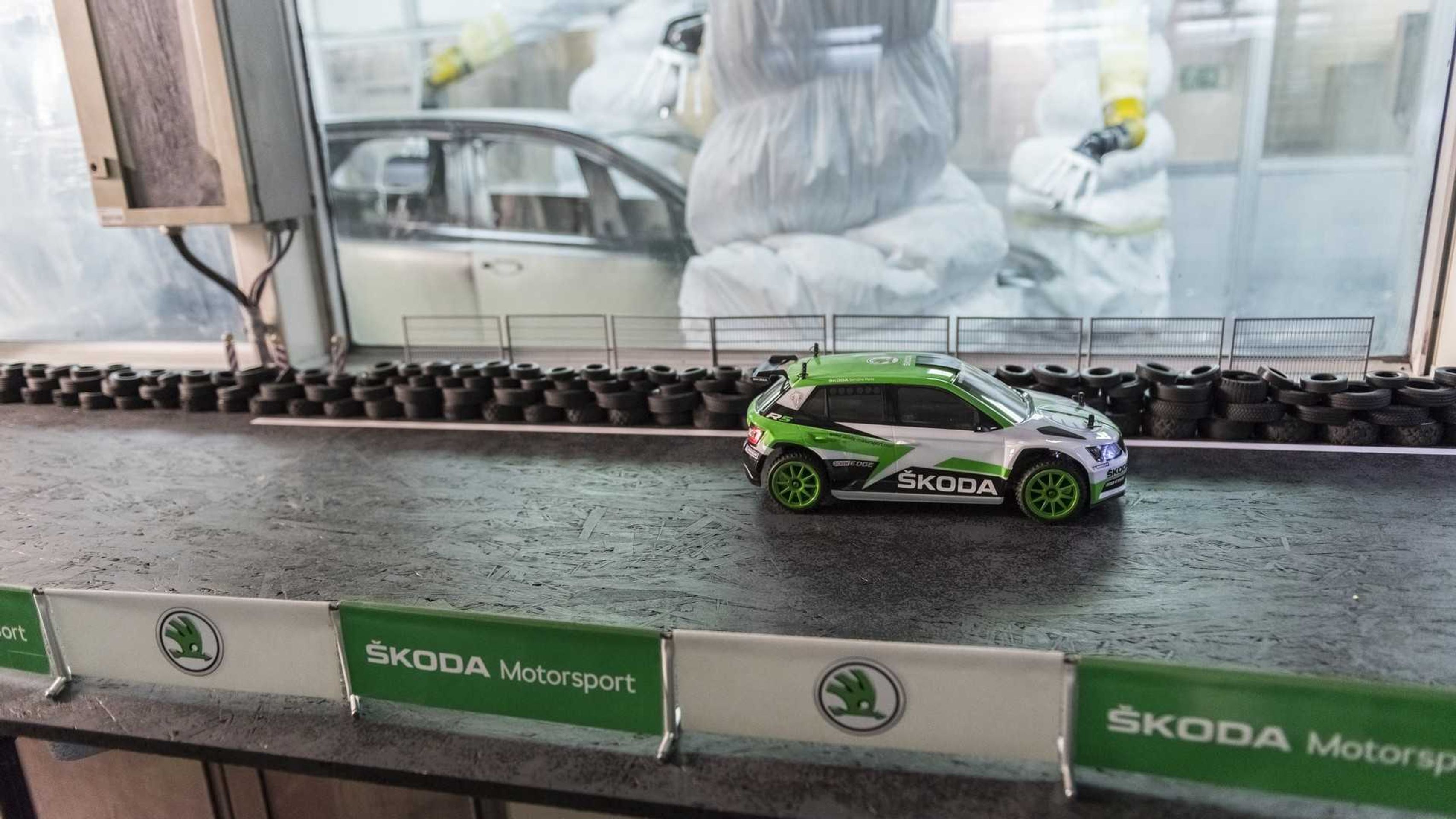Závodní modely v továrně Škody - 12 - Fotogalerie: Závodní Fabie R5 se prohání továrnou Škody (11/16)