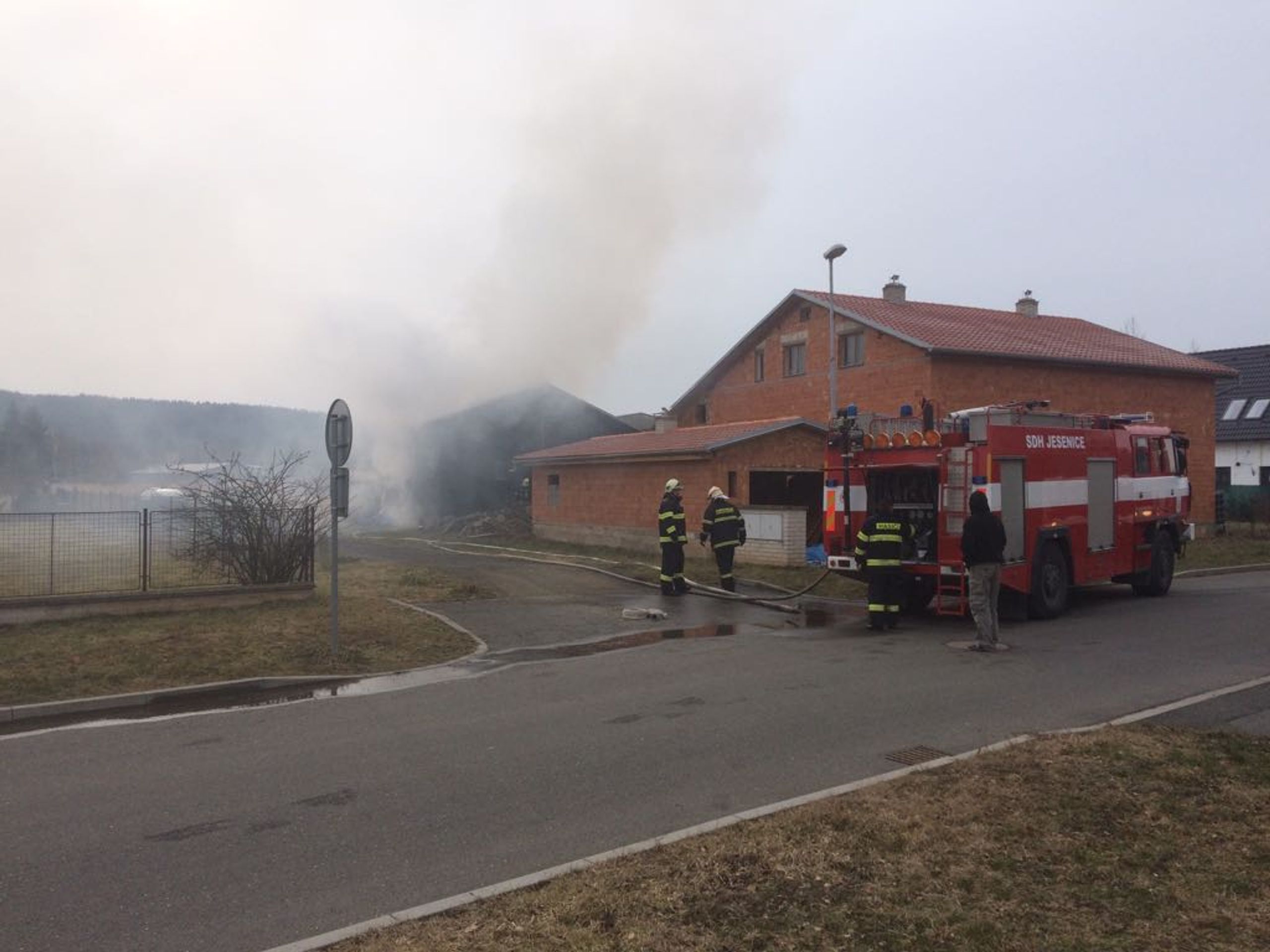 Přístavek rodinného domu v plamenech - GALERIE: Požár v Jesenici na Rakovnicku (2/3)