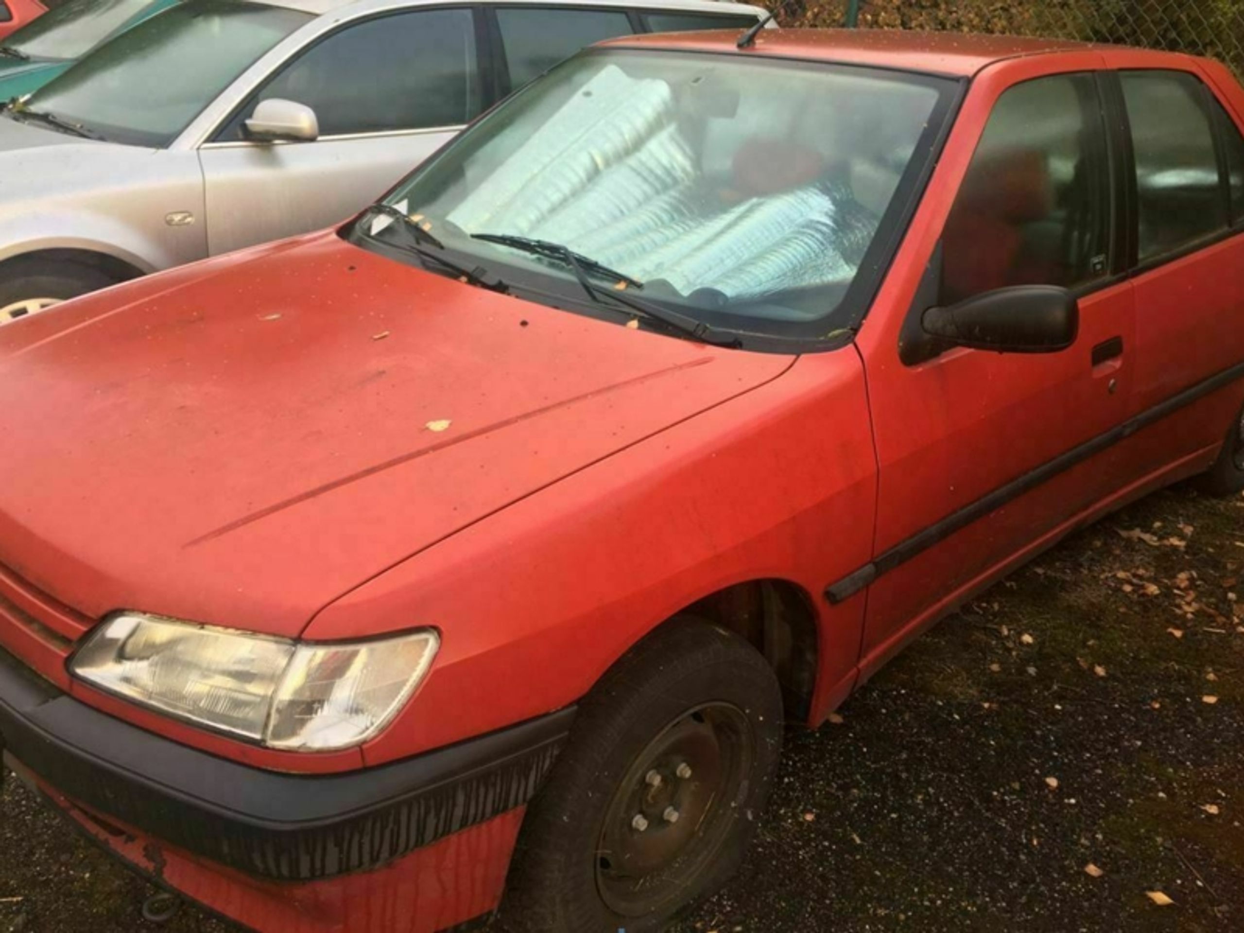 OA Peugeot - odhadní cena 900 Kč, nejnižší podání 300 Kč - Aukce aut, která blokovala ulice Ústí nad Labem (15/16)