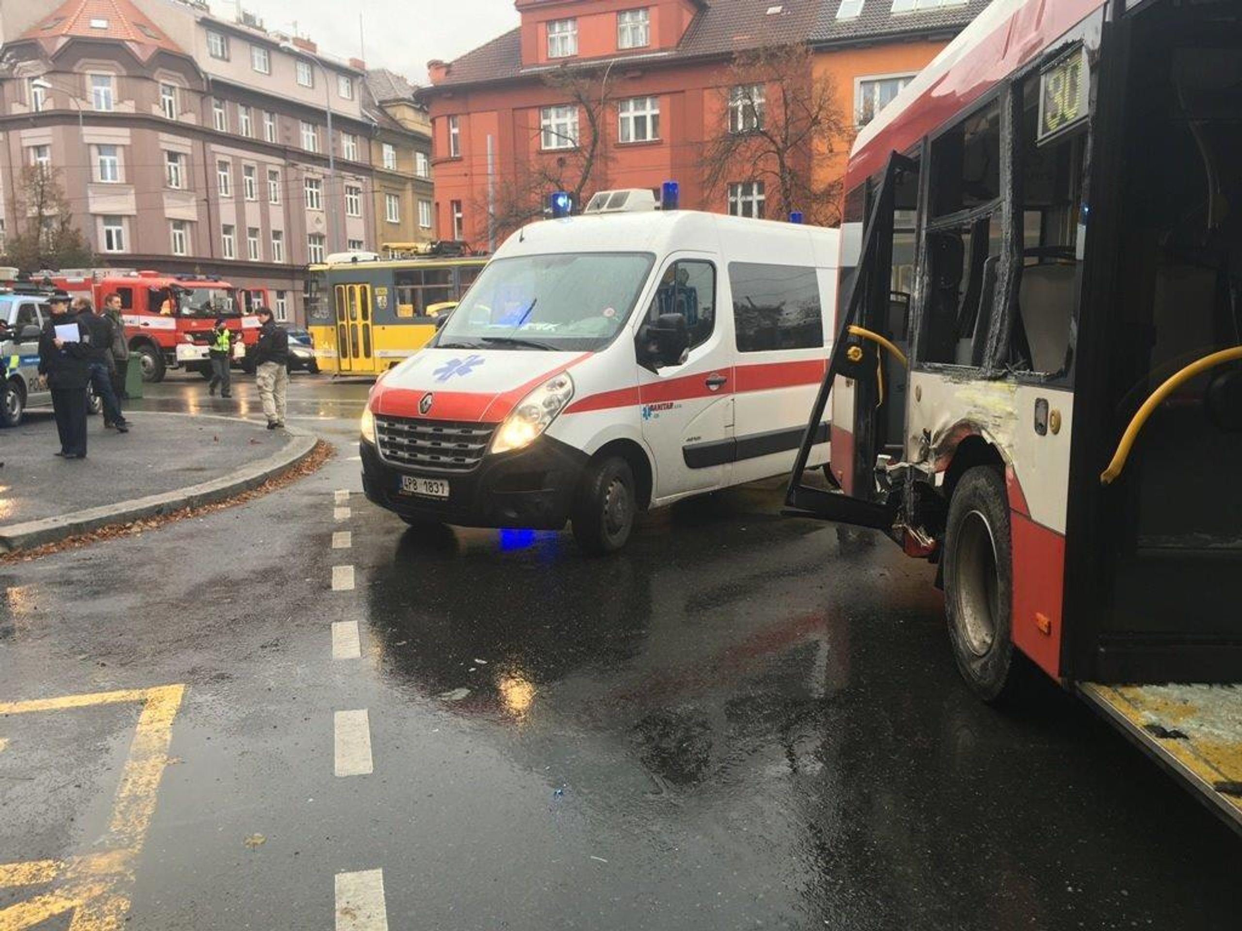 Nehoda tramvaje a autobusu v Plzni - 6 - GALERIE: Nehoda tramvaje a autobusu v Plzni (6/7)