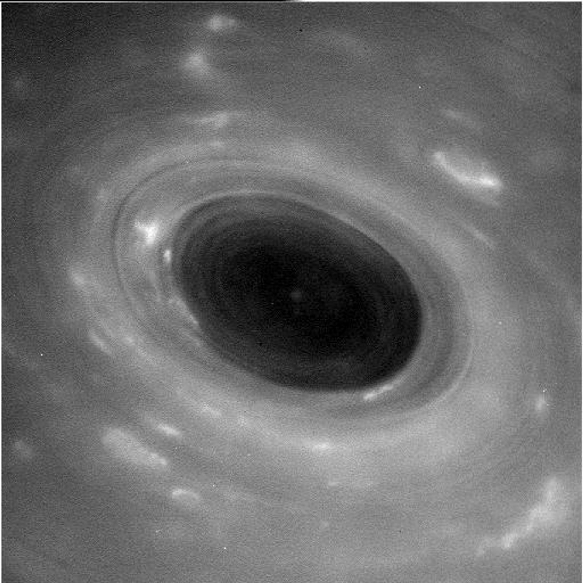 Ohromný hurikán na Saturnu - GALERIE: První průlet sondy Cassini mezi Saturnem a prstenci (1/2)
