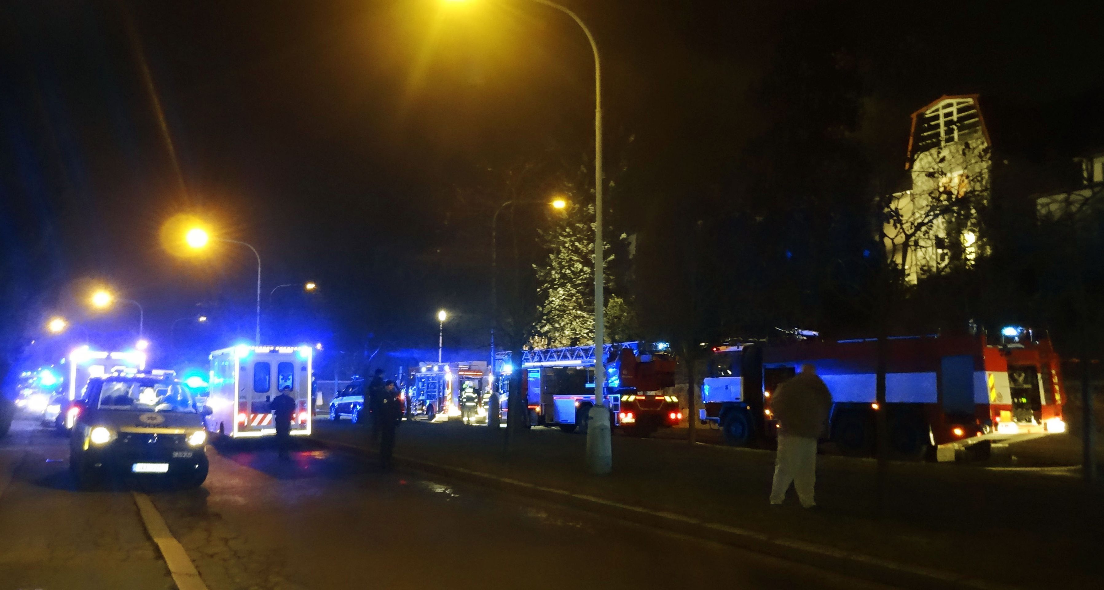 Na místě zasahovalo deset hasičských jednotek, několik policejních hlídek a záchranáři - GALERIE: V domě v Záběhlicích uhořela matka s dítětem (4/4)