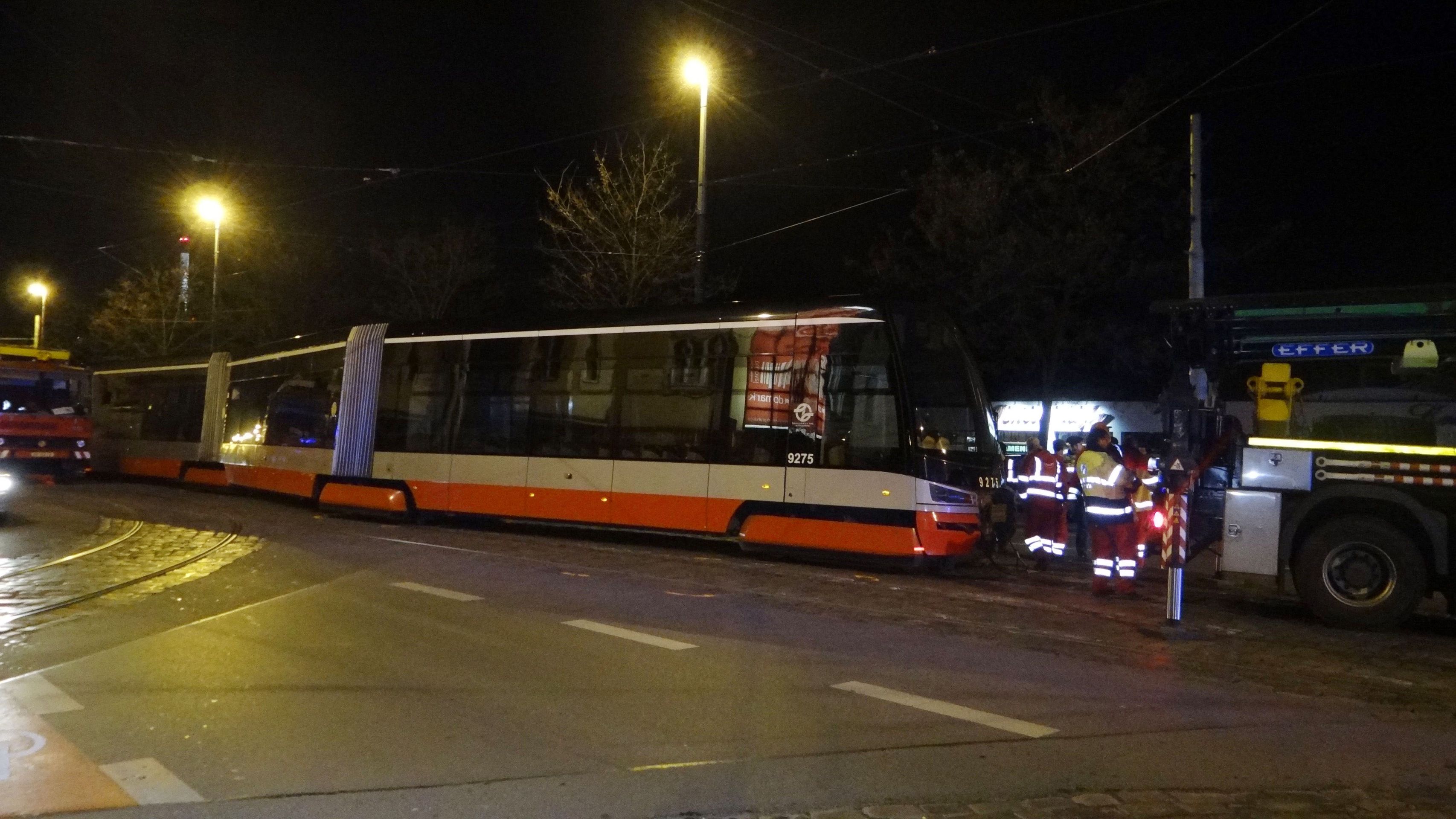 V Praze vykolejila tramvaj - GALERIE: V Praze vykolejila tramvaj (2/6)