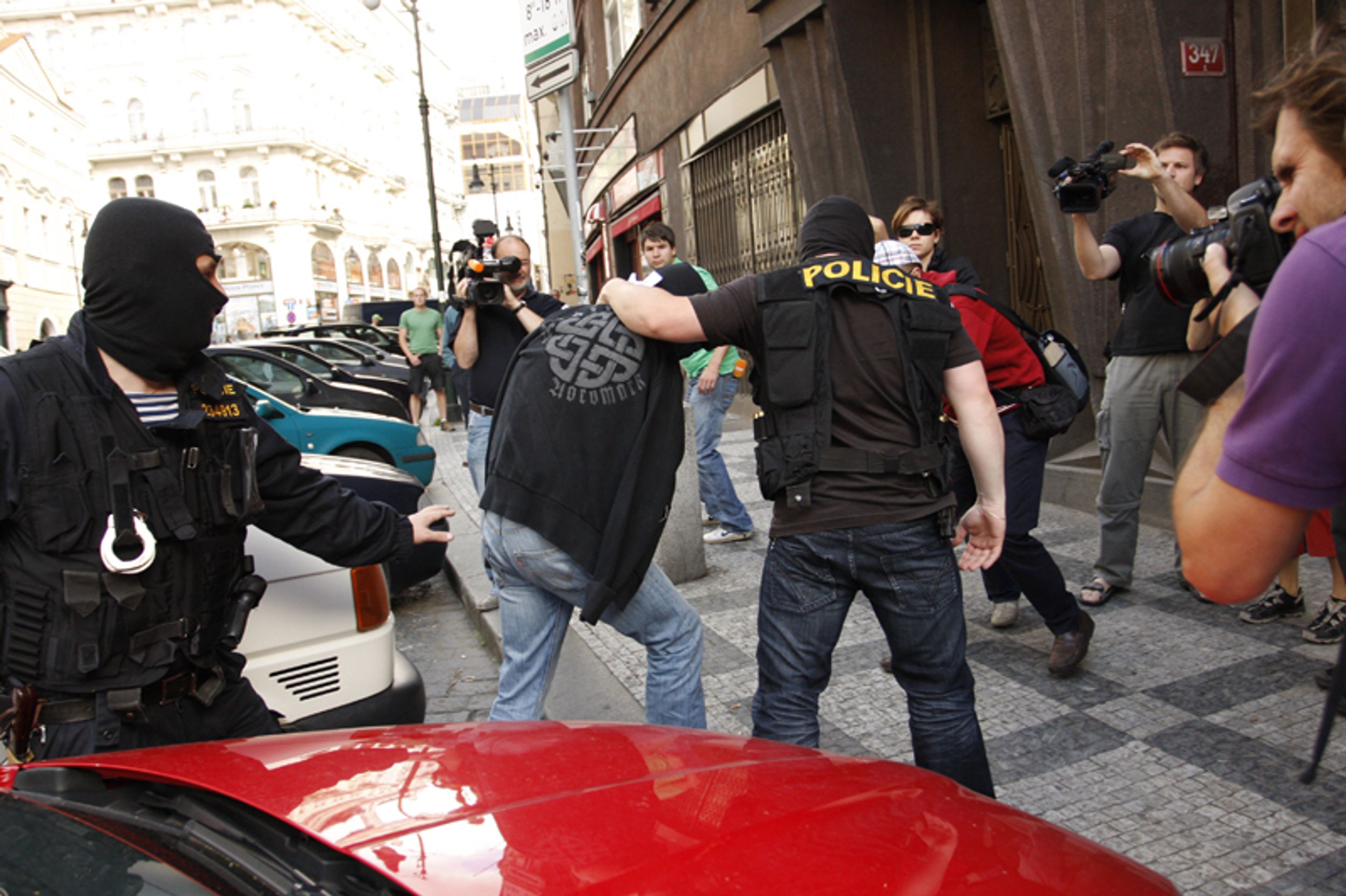 Policisté předvádějí extremisty zadržené při velké razii - FOTOGALERIE: Policisté předvádějí extremisty zadržené při velké razii (17/18)