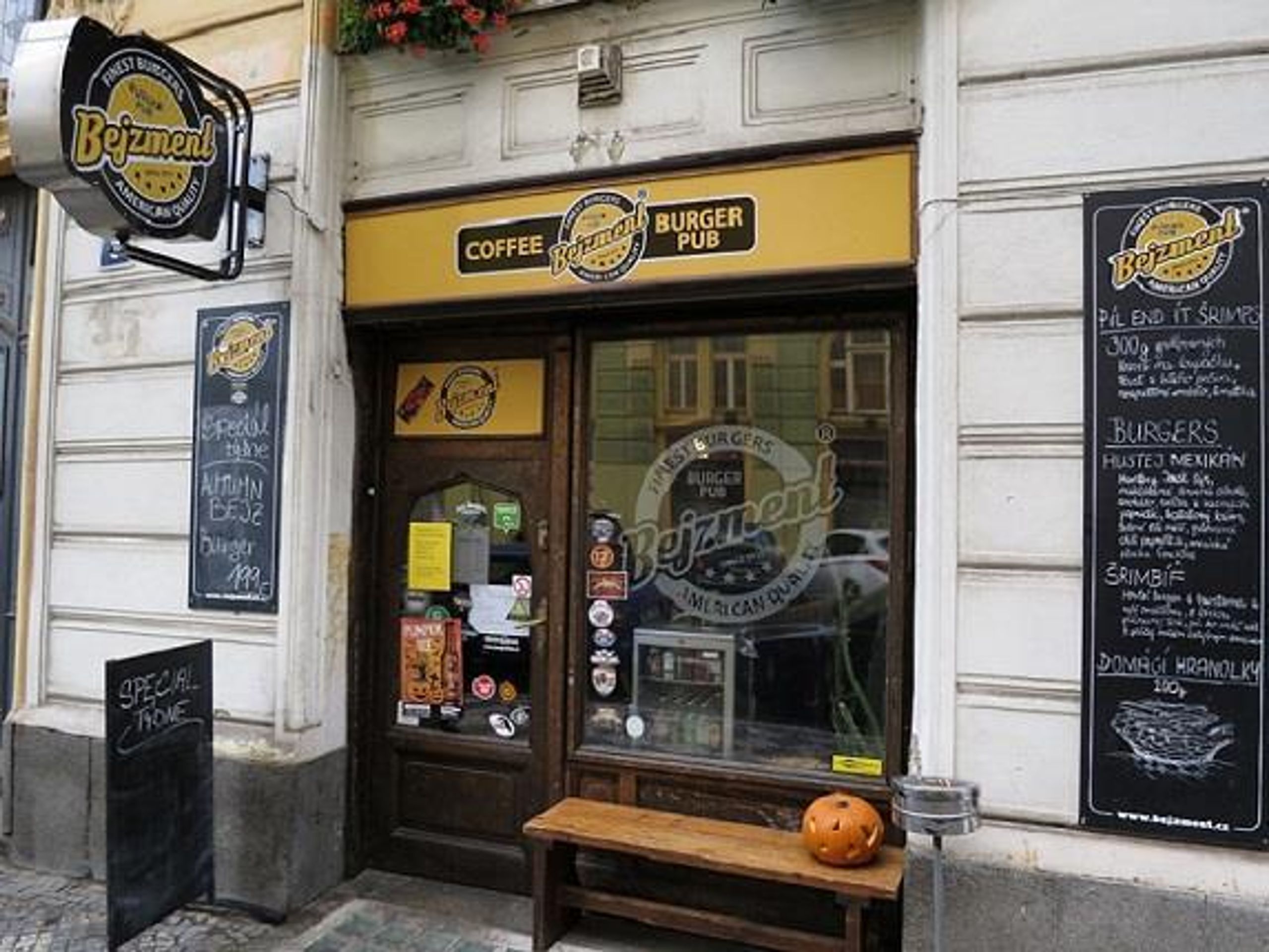 Uzavřené provozovny (restaurace): Bejzment - Praha - GALERIE: Uzavřené provozovny - restaurace (11/30)