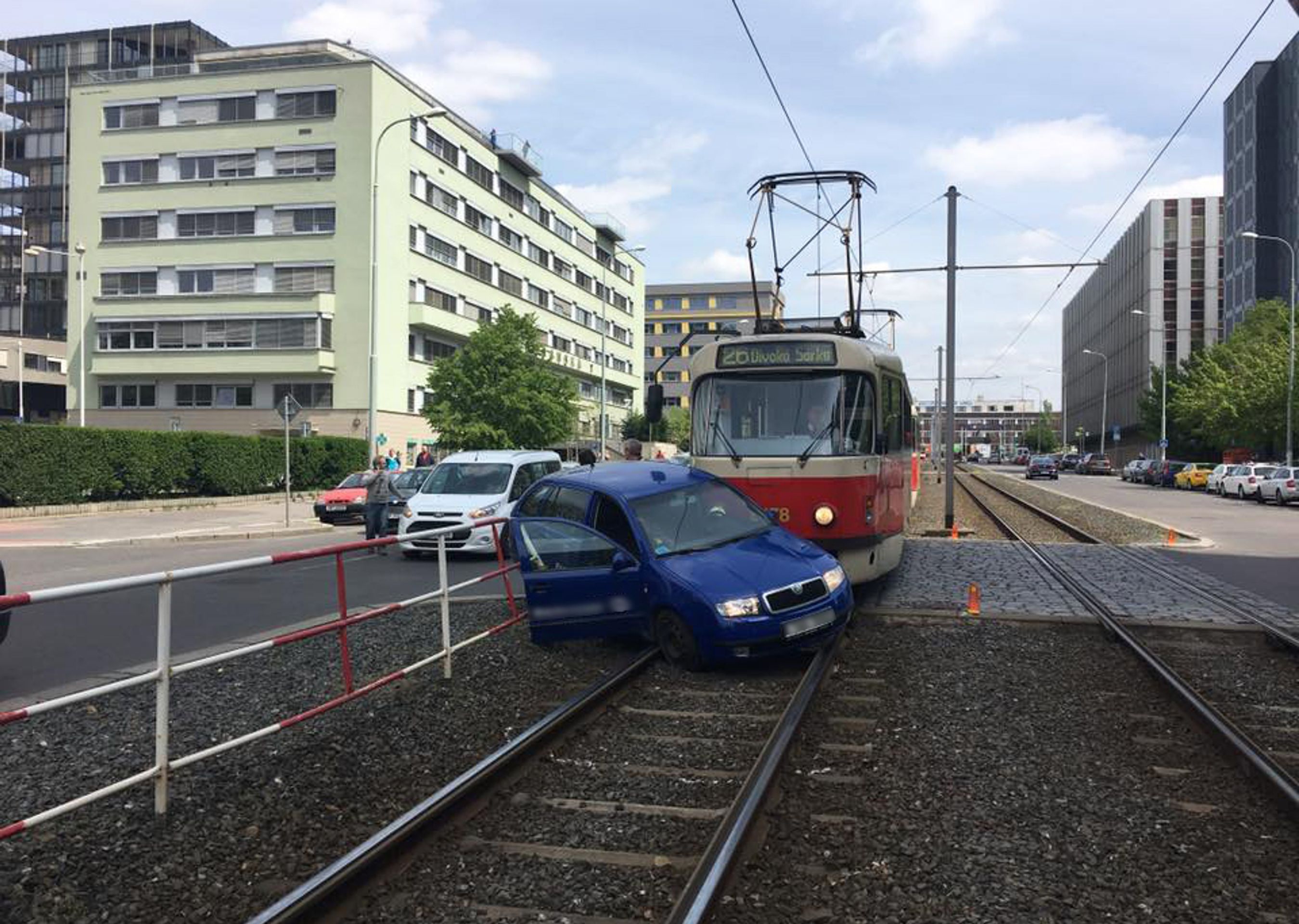 Nehoda automobilu s tramvají v Praze - 6 - GALERIE: Nehoda automobilu s tramvají v Praze (6/6)