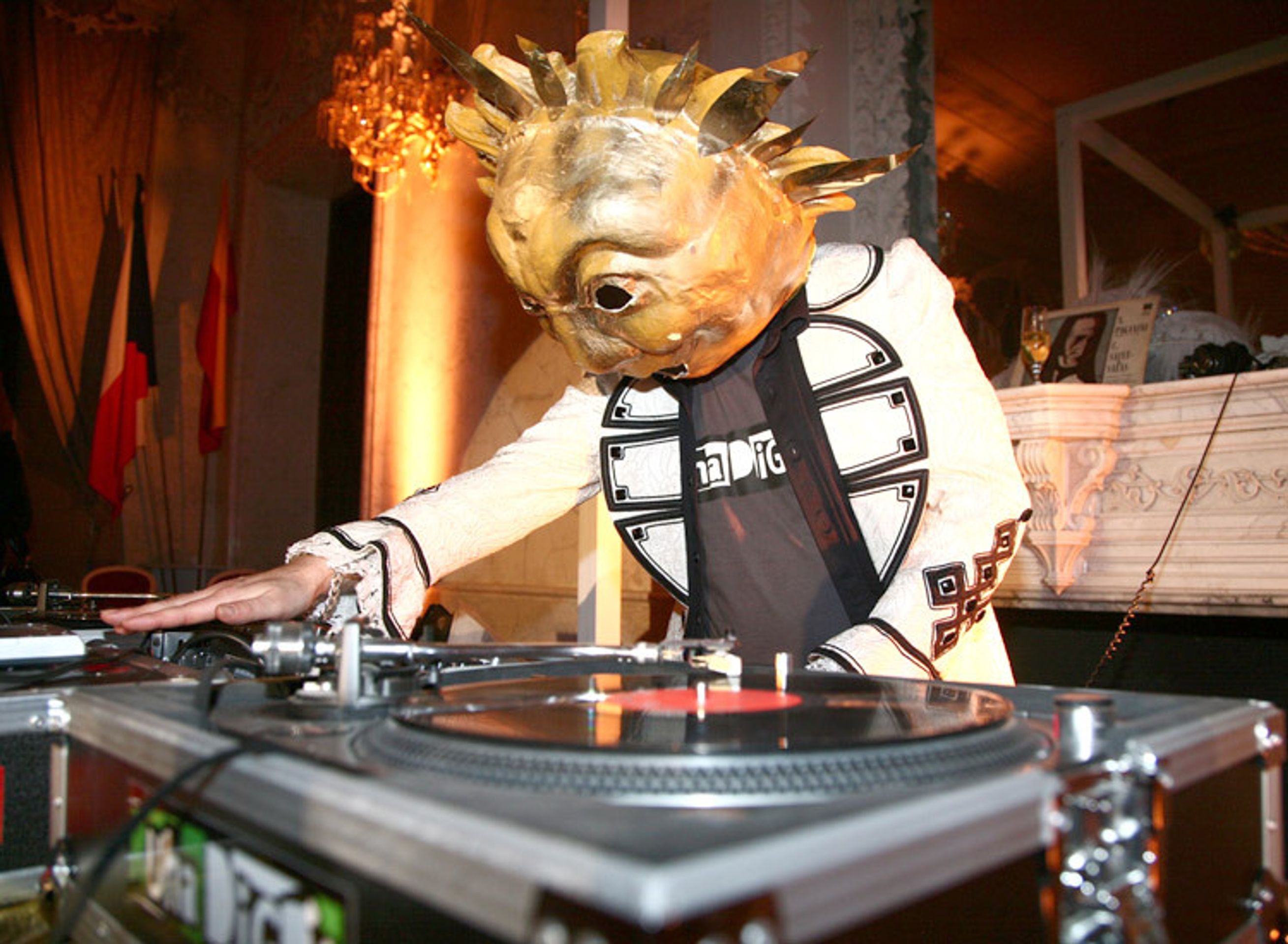 Na plese hrál DJ Platón.  - Bohemian Carnevale se rozloučil s Prahou - video (8/10)