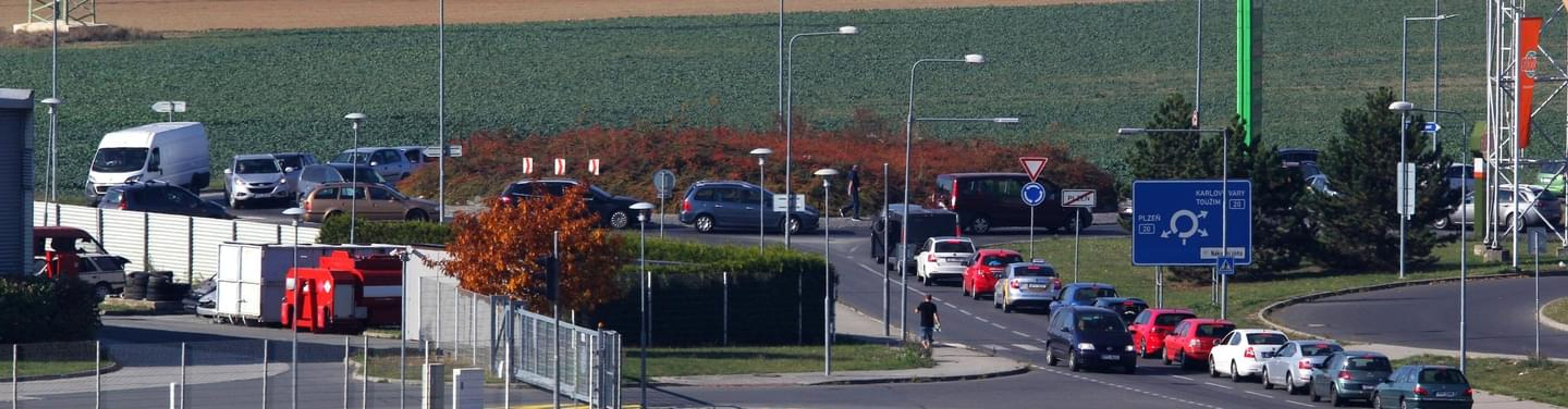 Kvůli uzavírce kolabuje doprava v Plzni. Bourala i sanitka! - GALERIE: Kvůli uzavírce kolabuje doprava v Plzni (4/4)