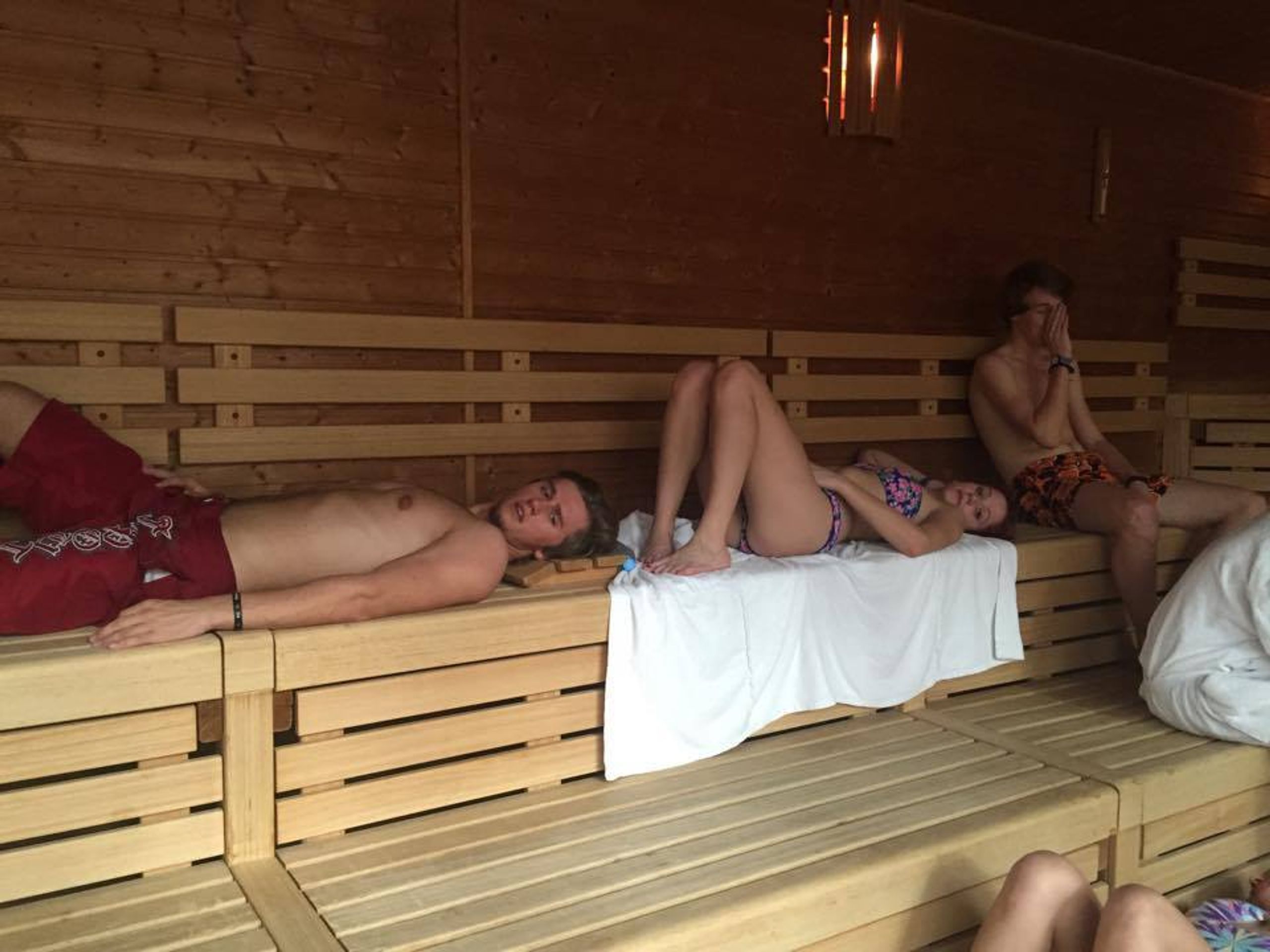SuperStar 2015: TOP 6 si užívá wellness a vířivku - 15 - Galerie: Finalisti SuperStar ve wellness centru (2/15)