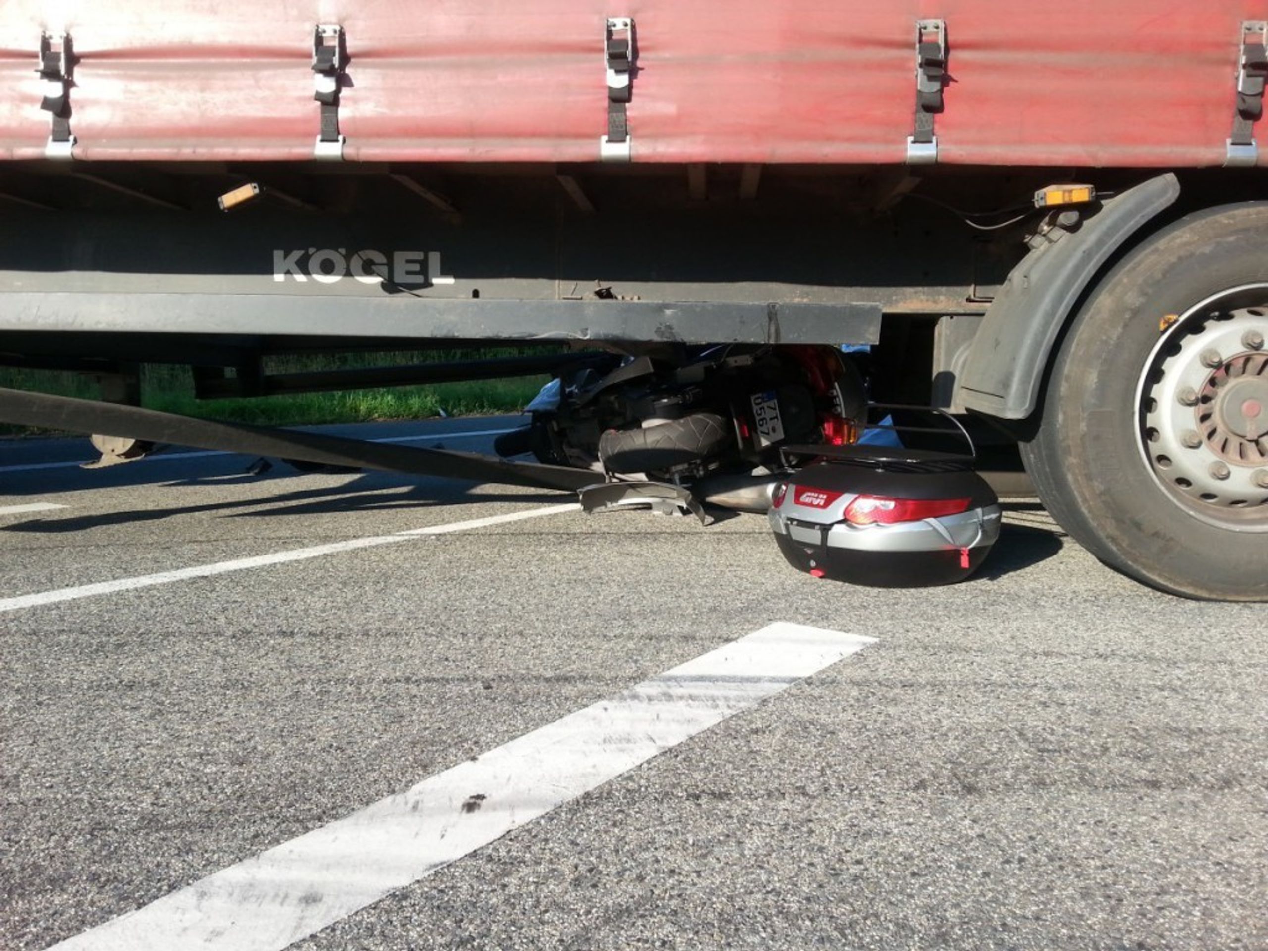 Motorkář narazil do otáčejícího se polského kamionu - 3 - GALERIE: Motorkář narazil do otáčejícího se polského kamionu (3/3)