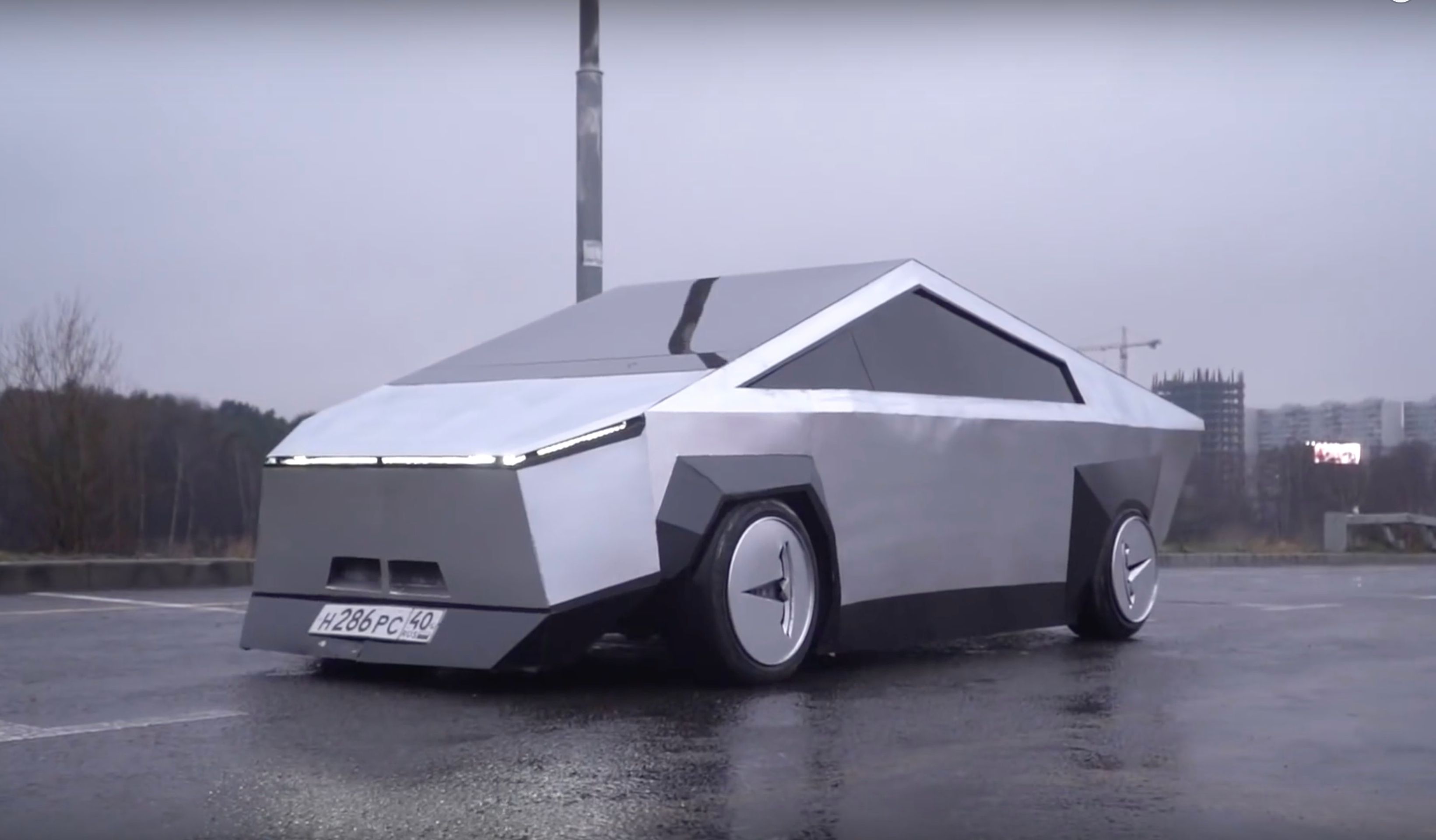 Ruský Cybertruck - Fotogalerie: Takhle vznikala ruská verze Cybertrucku (16/23)