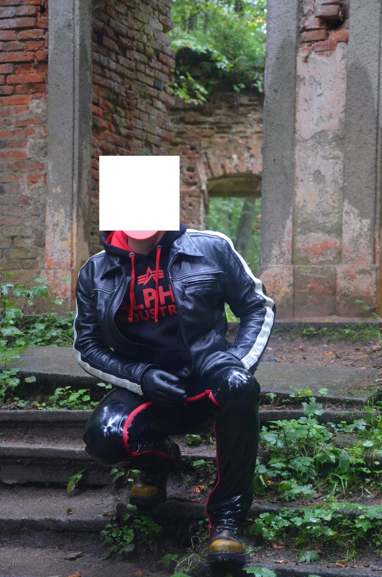 Z auta v Praze zmizely latexové oblečky - 3 - GALERIE: Z auta v Praze zmizely latexové oblečky (4/6)