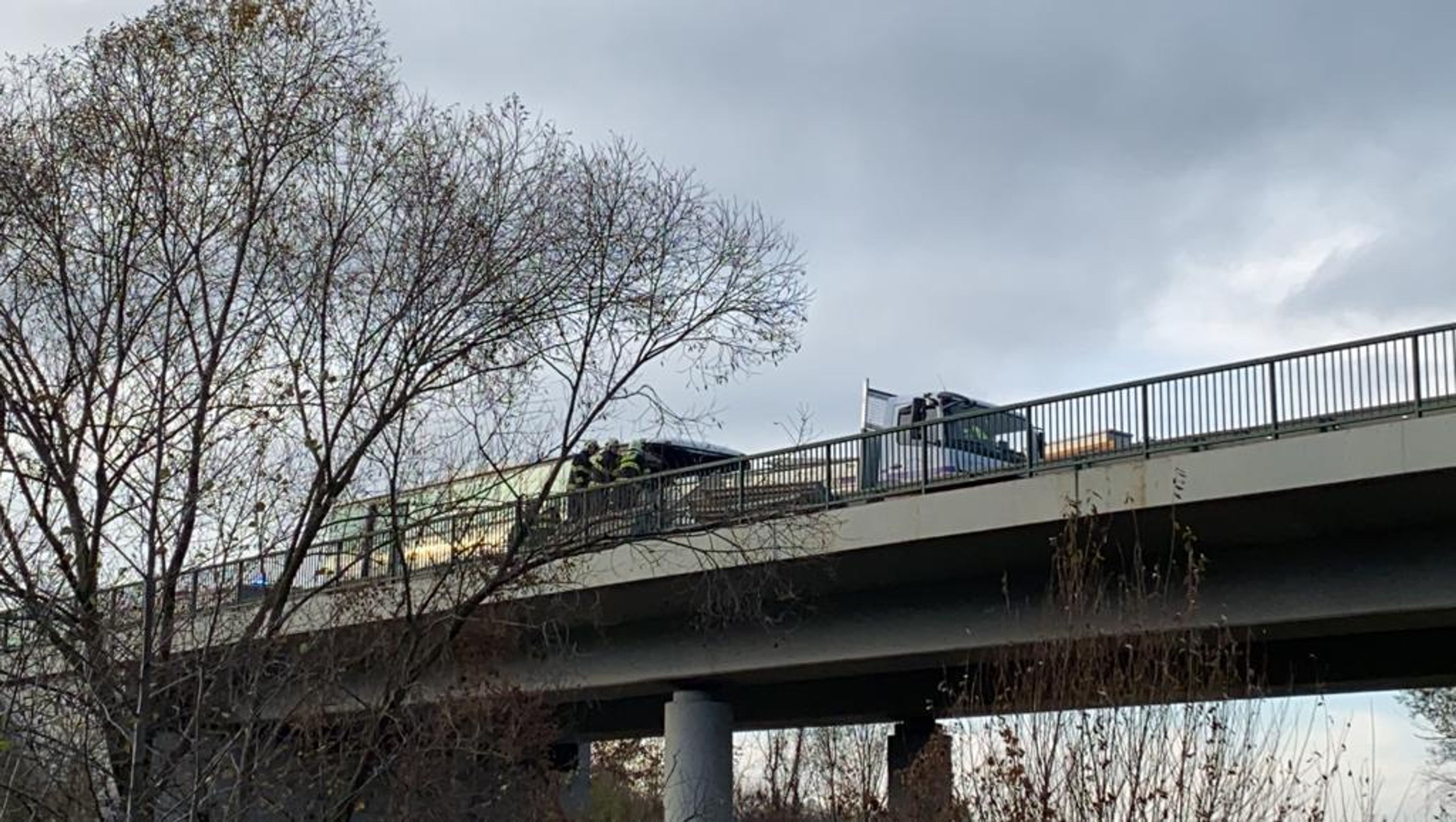 Srážka autobusu a náklaďáku u Nové Vsi - 2 - GALERIE: Srážka autobusu s náklaďákem na Mělnicku (8/9)
