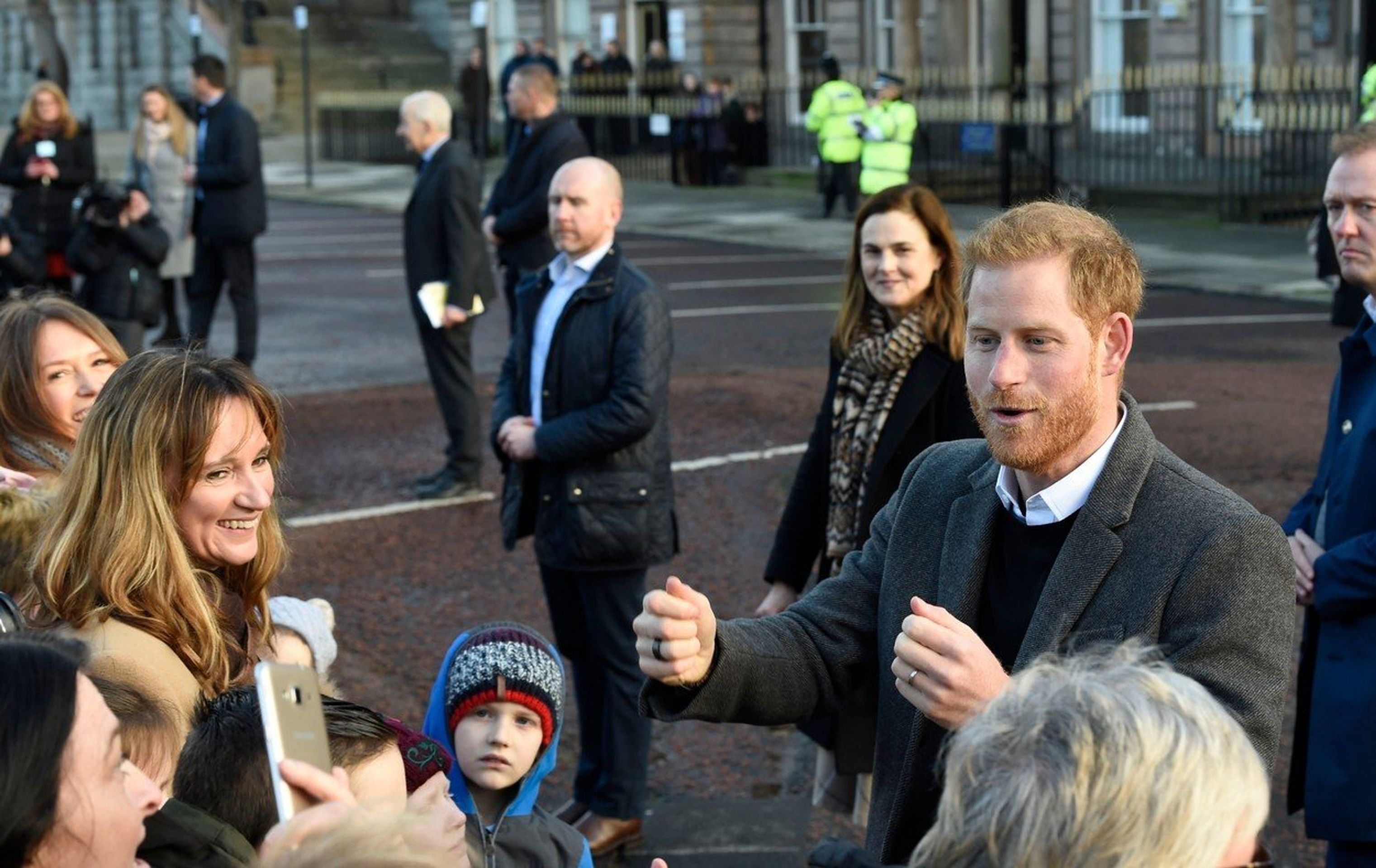 Princ Harry bavil děti - GALERIE: Meghan a Harry v Birkenheadu (4/7)