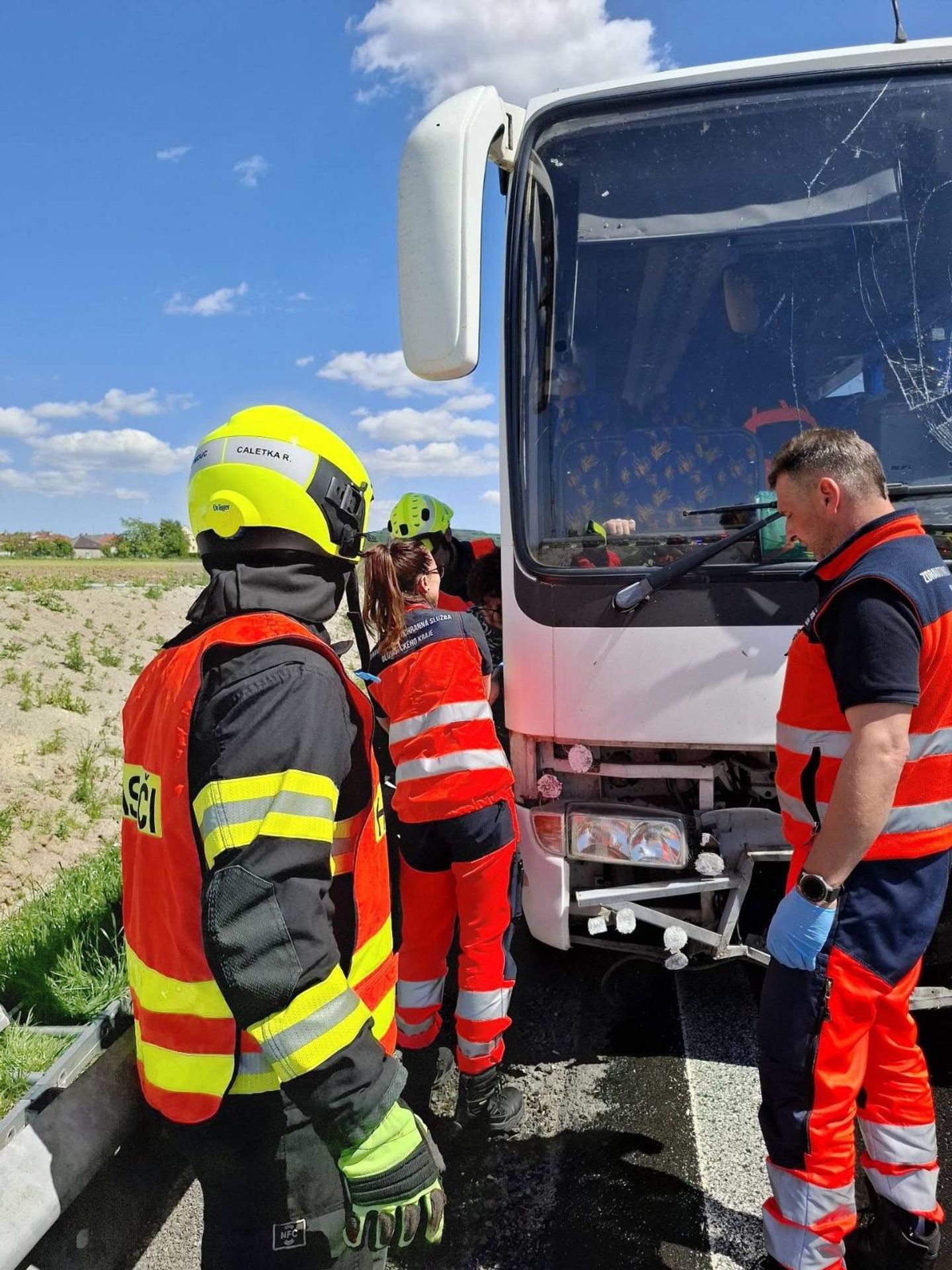 Nehoda autobusu a auta na Olomoucku - Nehoda autobusu a osobního auta (3/8)