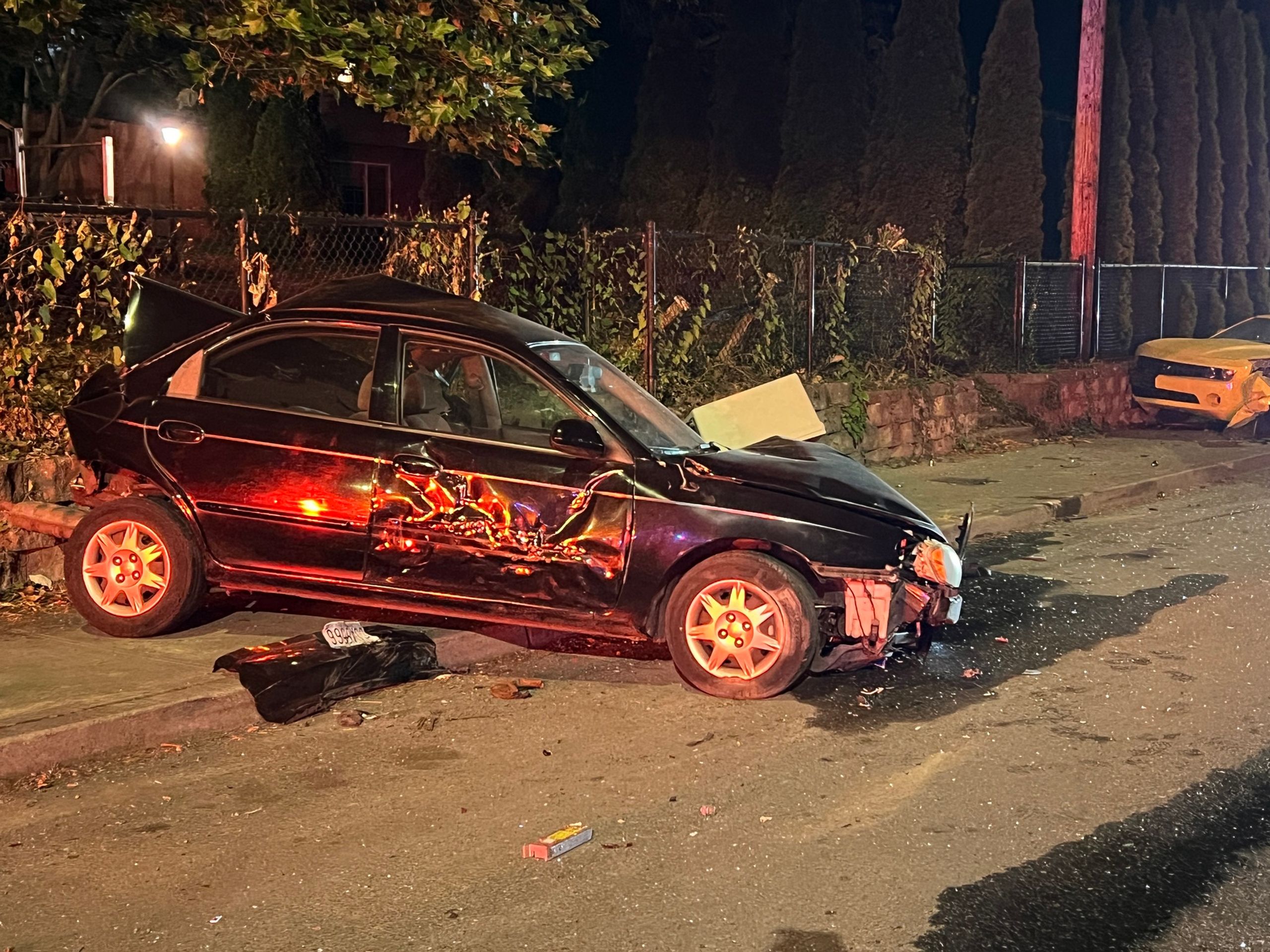 Zloděj ukradl hasičský vůz a ničil zaparkovaná auta - Zloděj ukradl hasičský vůz a ničil zaparkovaná auta (2/5)