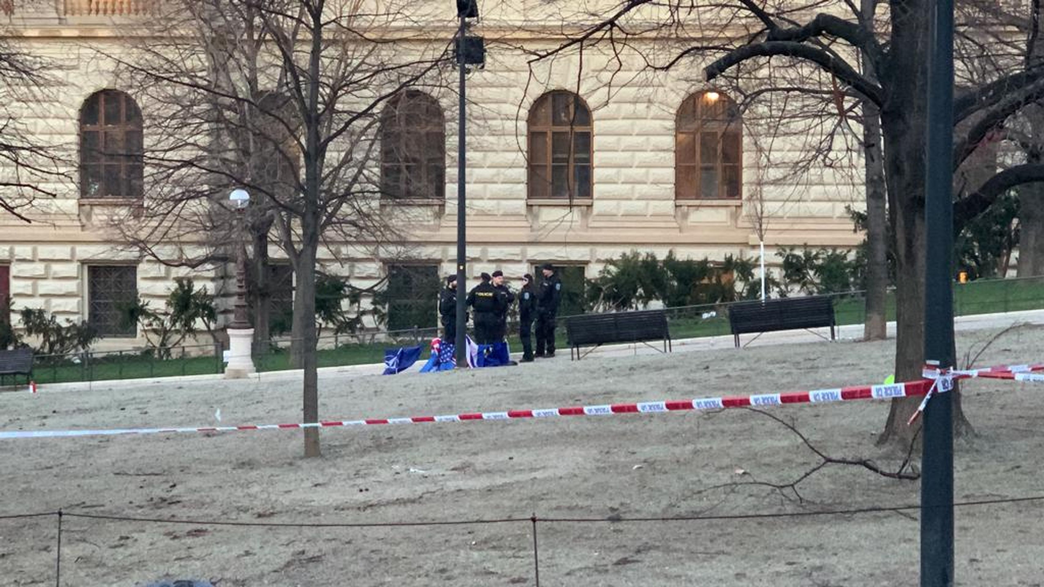 Muž se pokusil upálit u Muzea v Praze - 6 - GALERIE: Muž se pokusil upálit v Praze u Národního muzea (1/6)