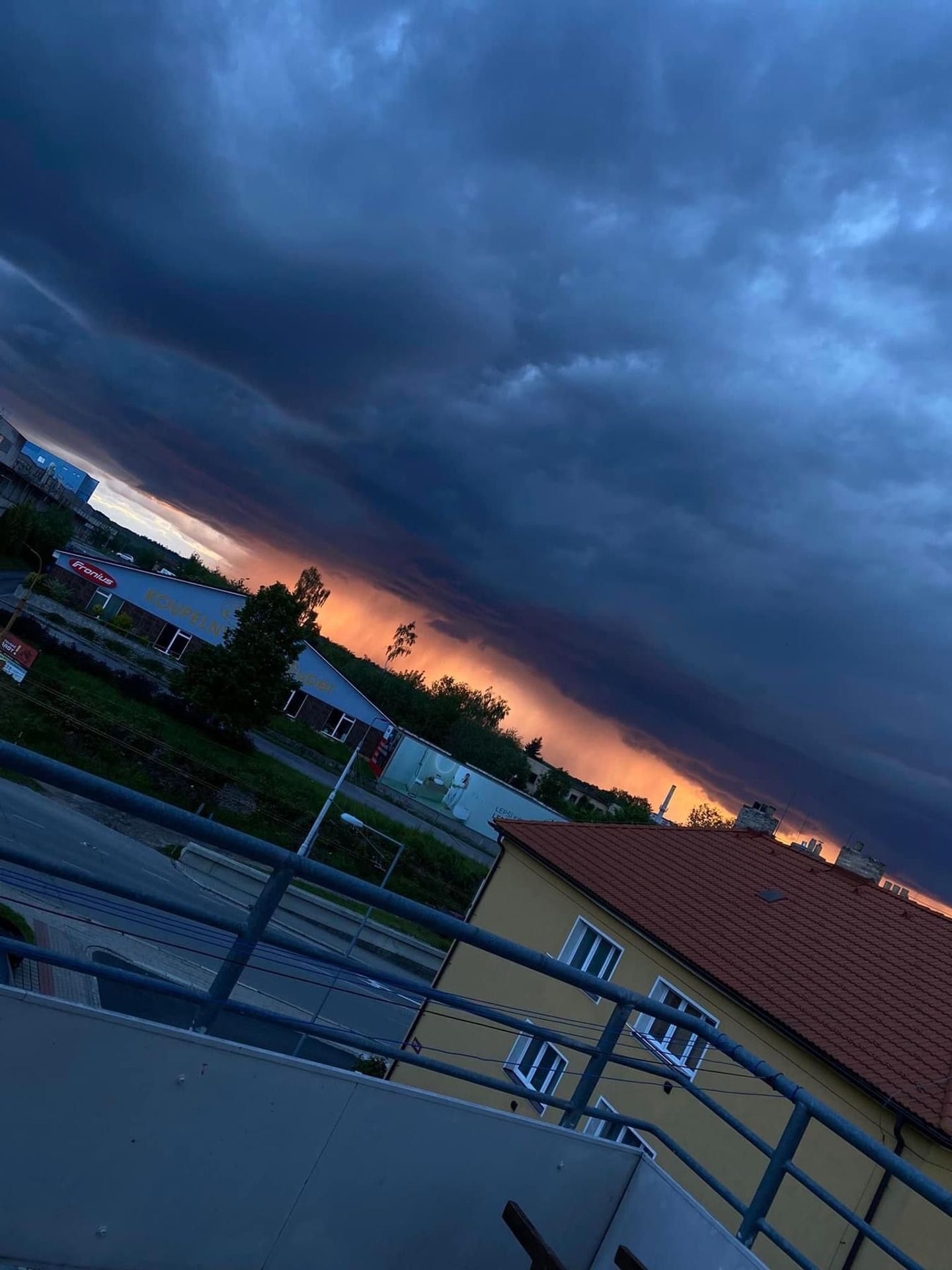Bouře na Jihlavsku (7) - Neuvěřitelná nebeská podívaná: Bouřkové nebe se zbarvilo do rudé barvy (6/14)