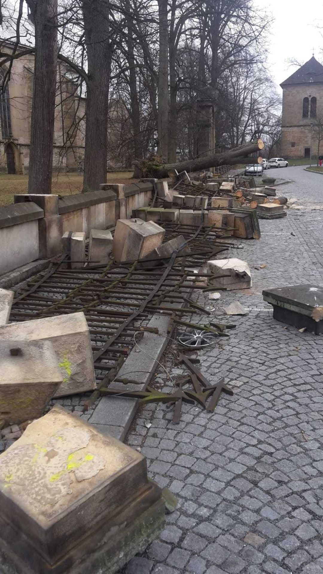 Strom spadl na zeď kostela Svaté trojice v Rychnově nad Kněžnou - 3 - GALERIE: V Česku udeřil silný vítr (25/26)