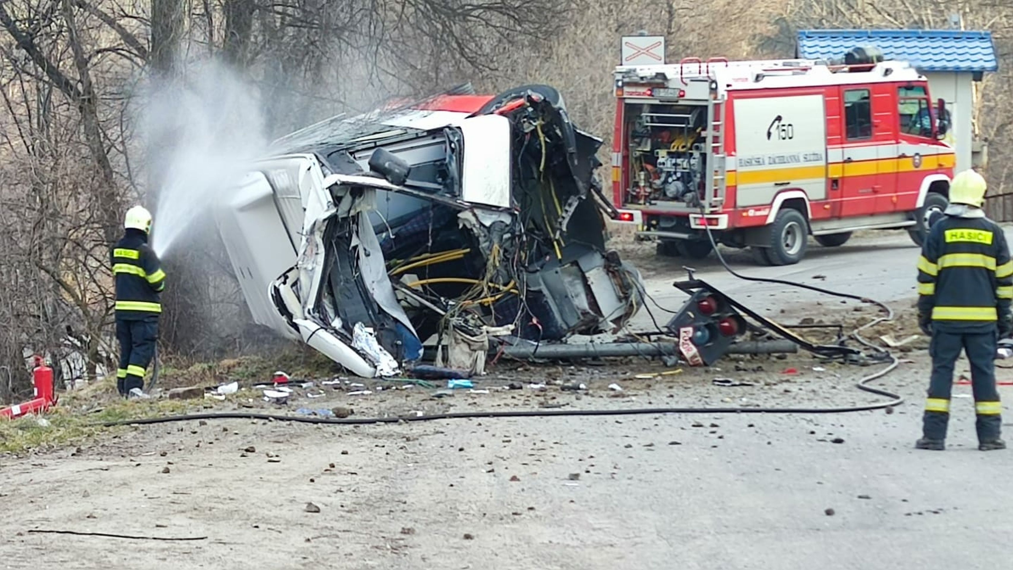 Srážka autobusu s vlakem na železničním přejezdu na Slovensku - 8 - GALERIE:Srážka autobusu s vlakem na železničním přejezdu na Slovensku (8/12)