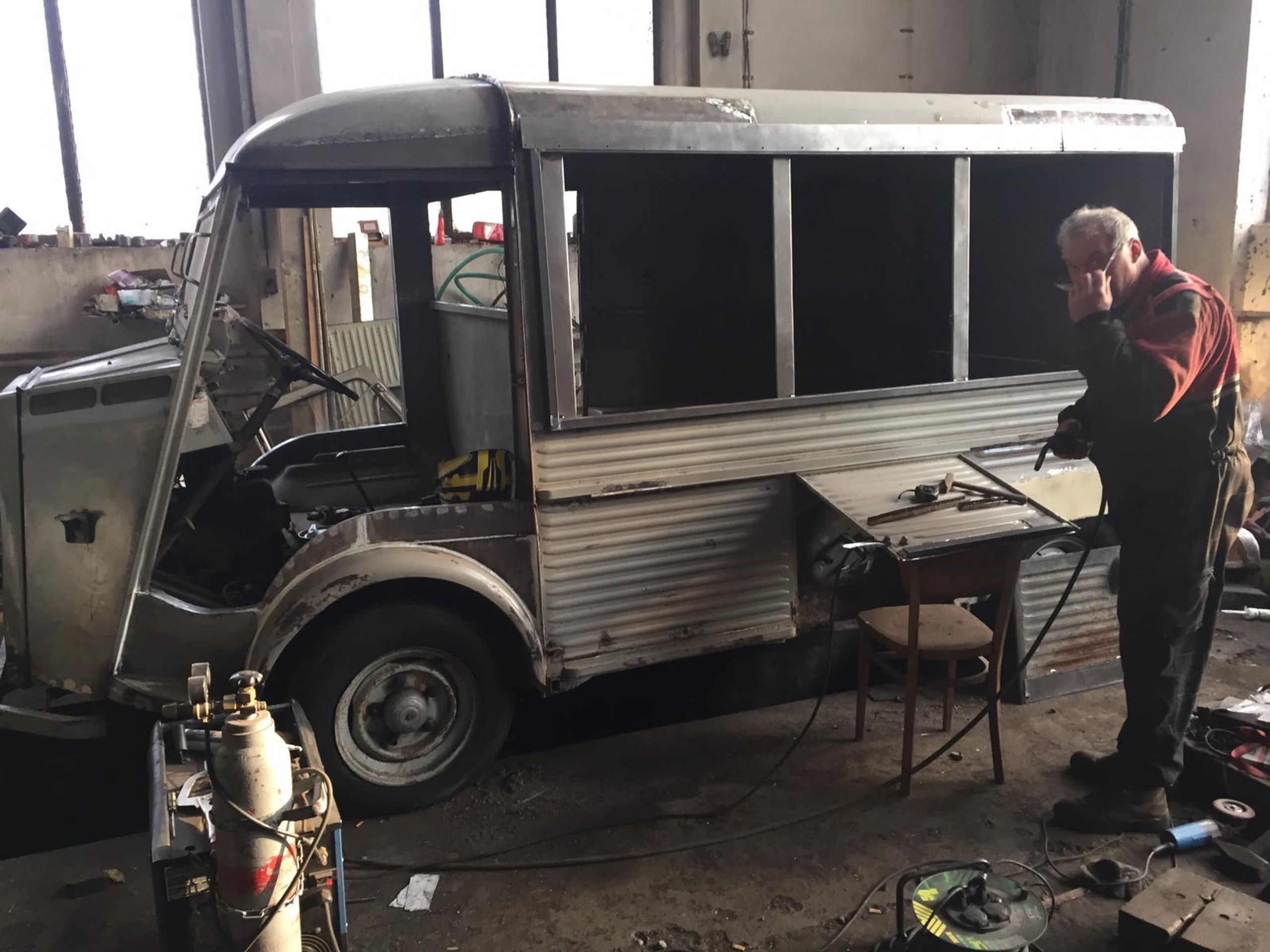 Pivní mašina Citroën HY VAN z roku 1976 - 11 - Fotogalerie: Úprava stařičkého Citroënu HY VAN z roku 1976 (3/9)