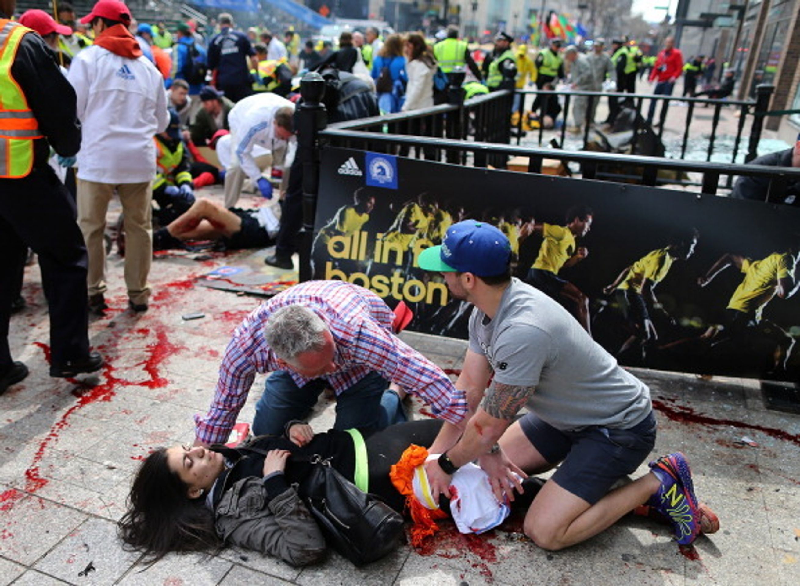 Výbuchy na maratonu v Bostonu krvavě zraňovaly - 13 - GALERIE: Výbuchy na maratonu v Bostonu (4/20)