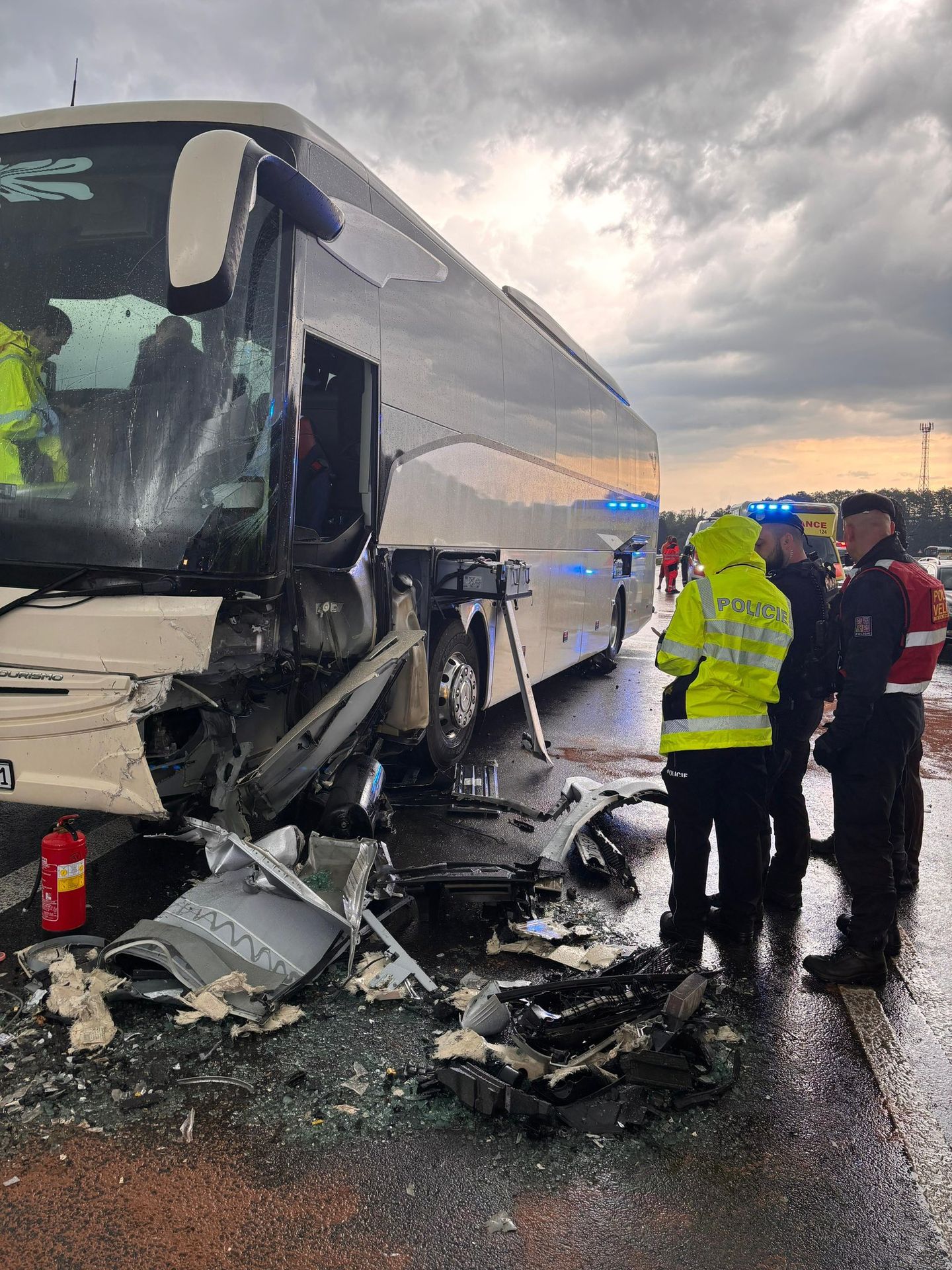 Nehoda autobusu a osobního auta na Jihu Čech - Nehoda osobního auta a autobusu na Jihu Čech (1/3)