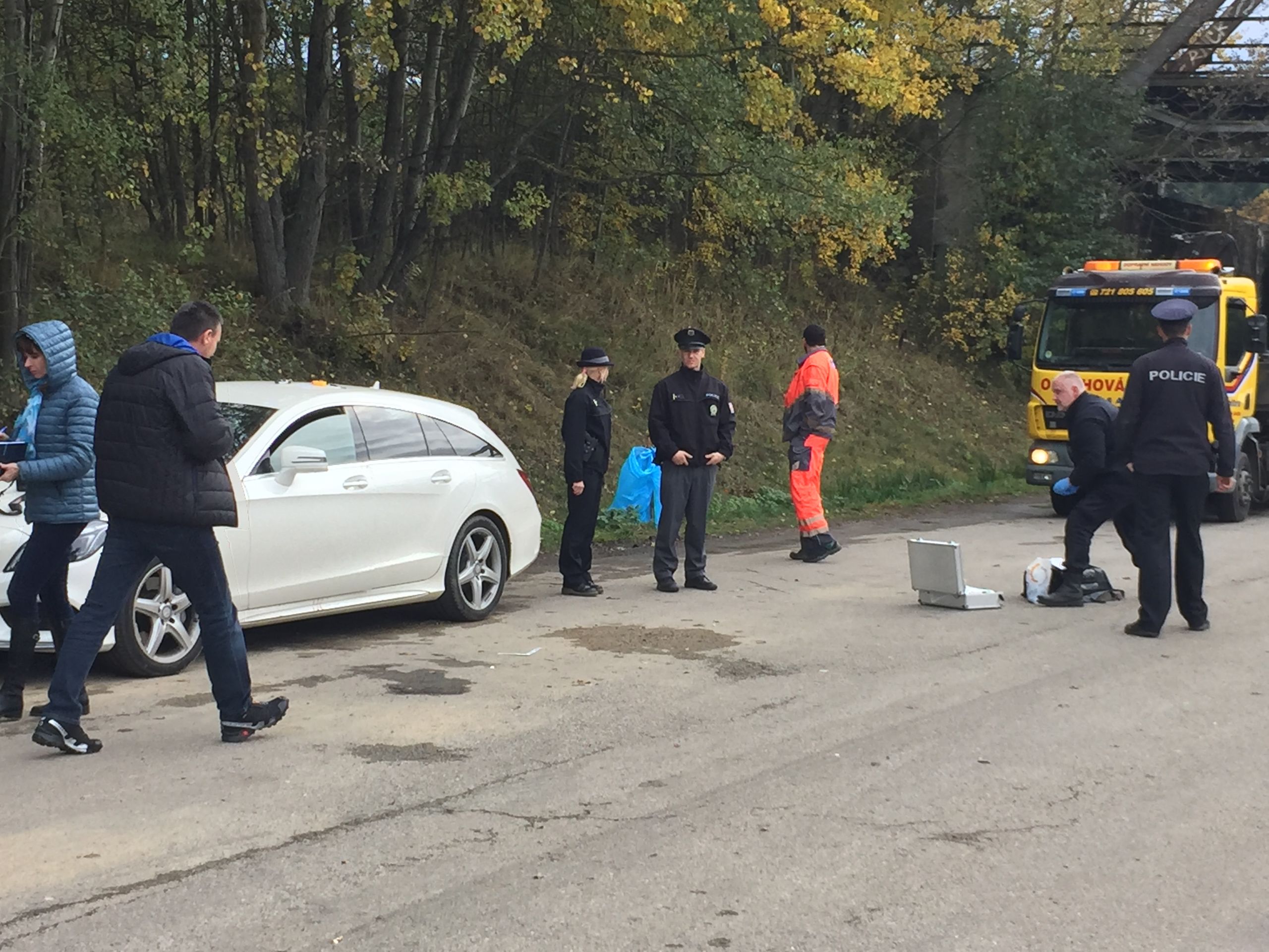 V odstaveném autě našli zraněného muže - GALERIE: V odstaveném autě nalezli těžce zraněného muže (4/6)