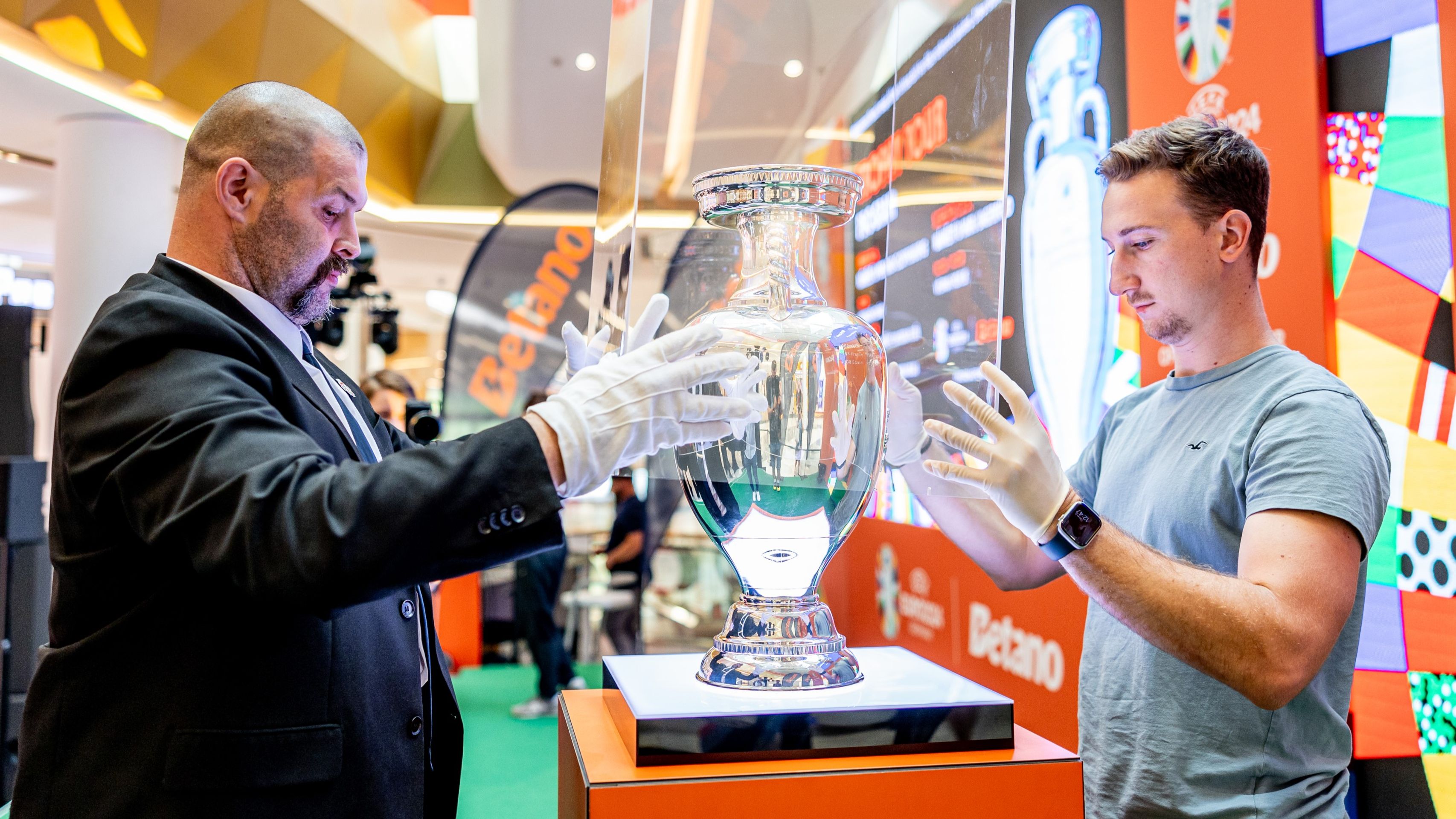 Zakrývání trofeje pro mistry Evropy - Trofej pro vítěze Eura 2024 v Praze (4/5)