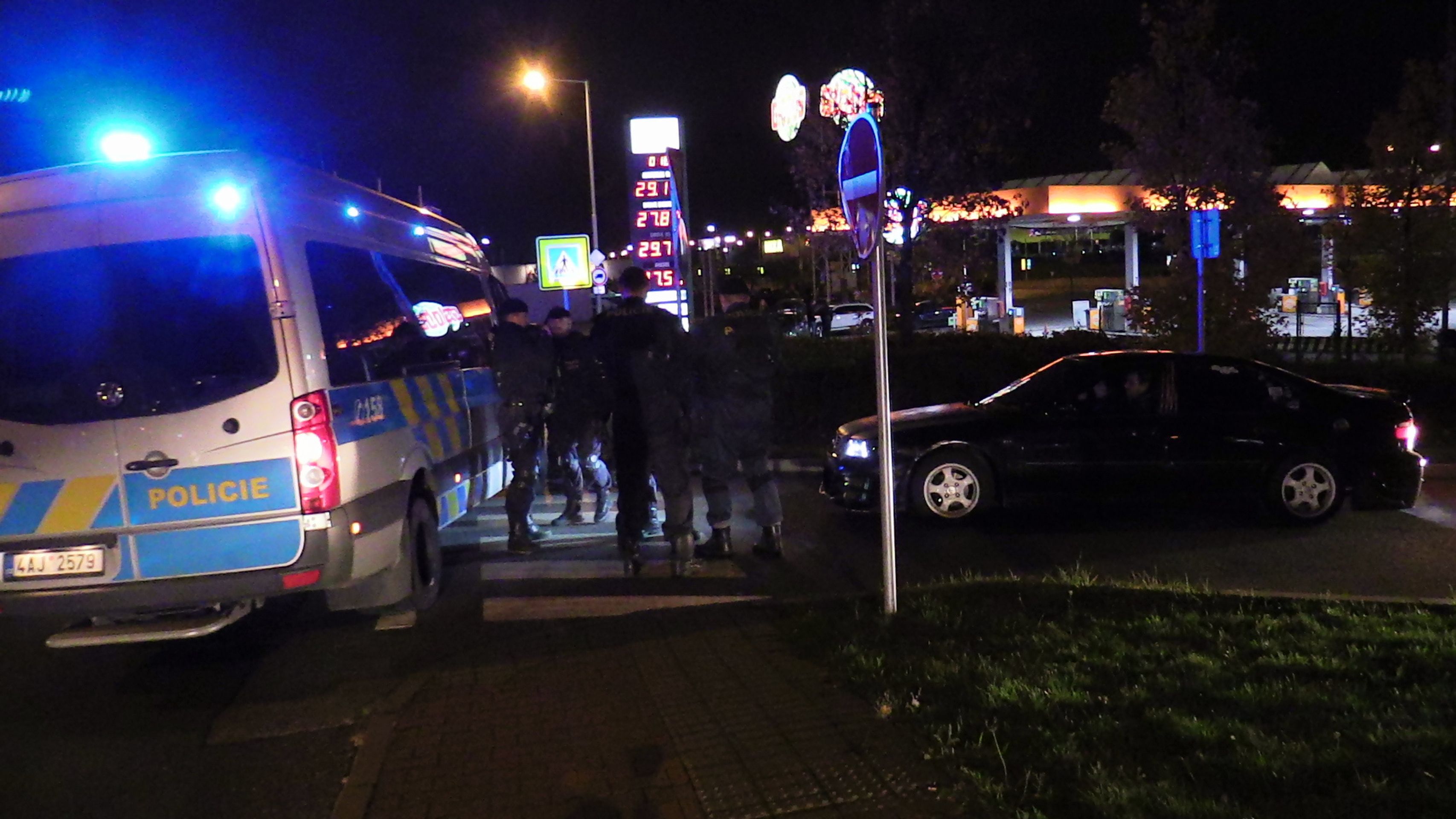 Na nepovolený sraz „tuningářů“ v Praze si došlápla policie - 4 - GALERIE: Na nepovolený sraz „tuningářů“ v Praze si došlápla policie (12/15)