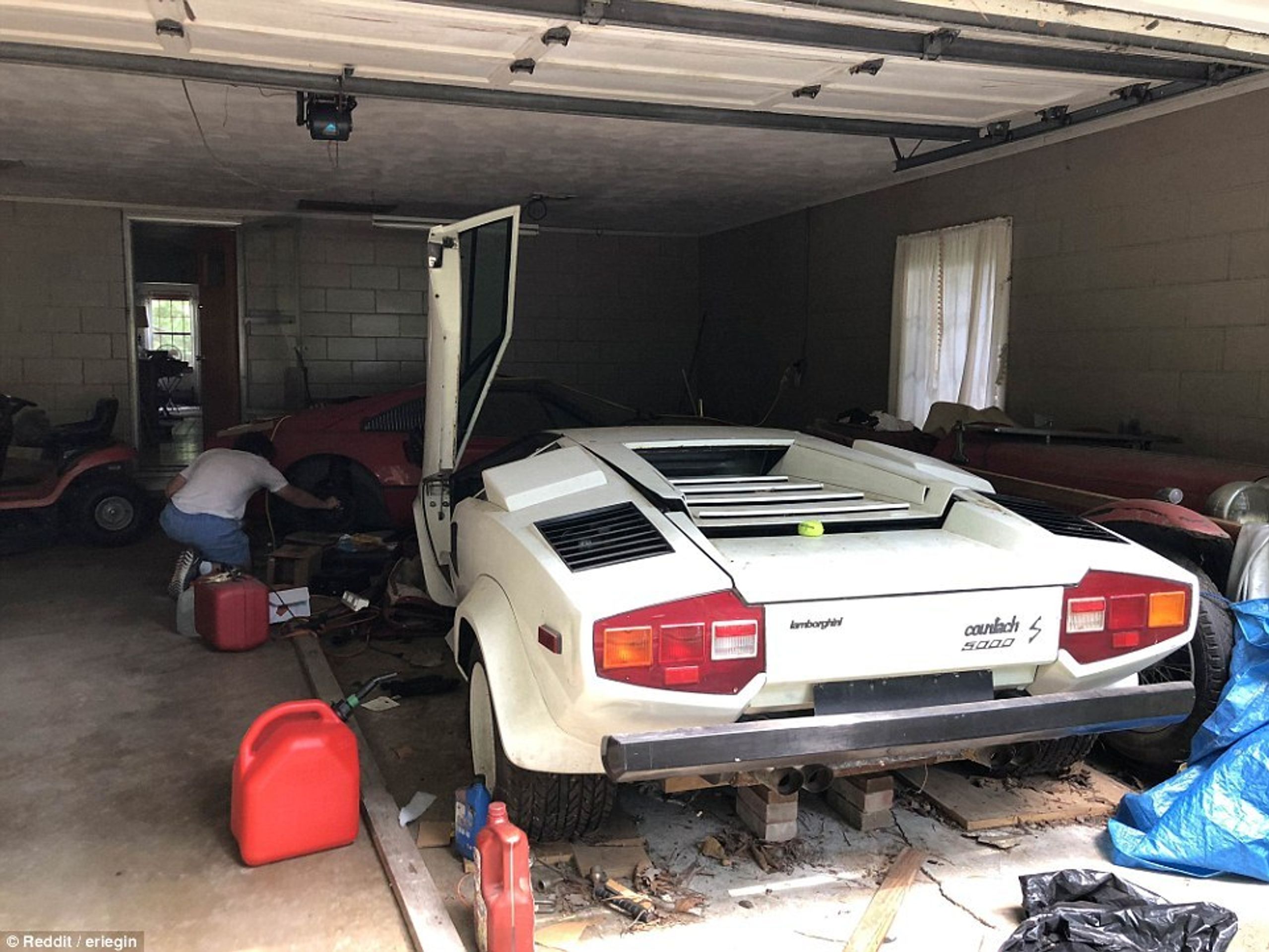 Lambo Countach a Ferrari 308 pod vrstvou hraburdí. - 13 - Fotogalerie: Lamborghini Countach a Ferrari 308 pod vrstvou haraburdí (3/7)