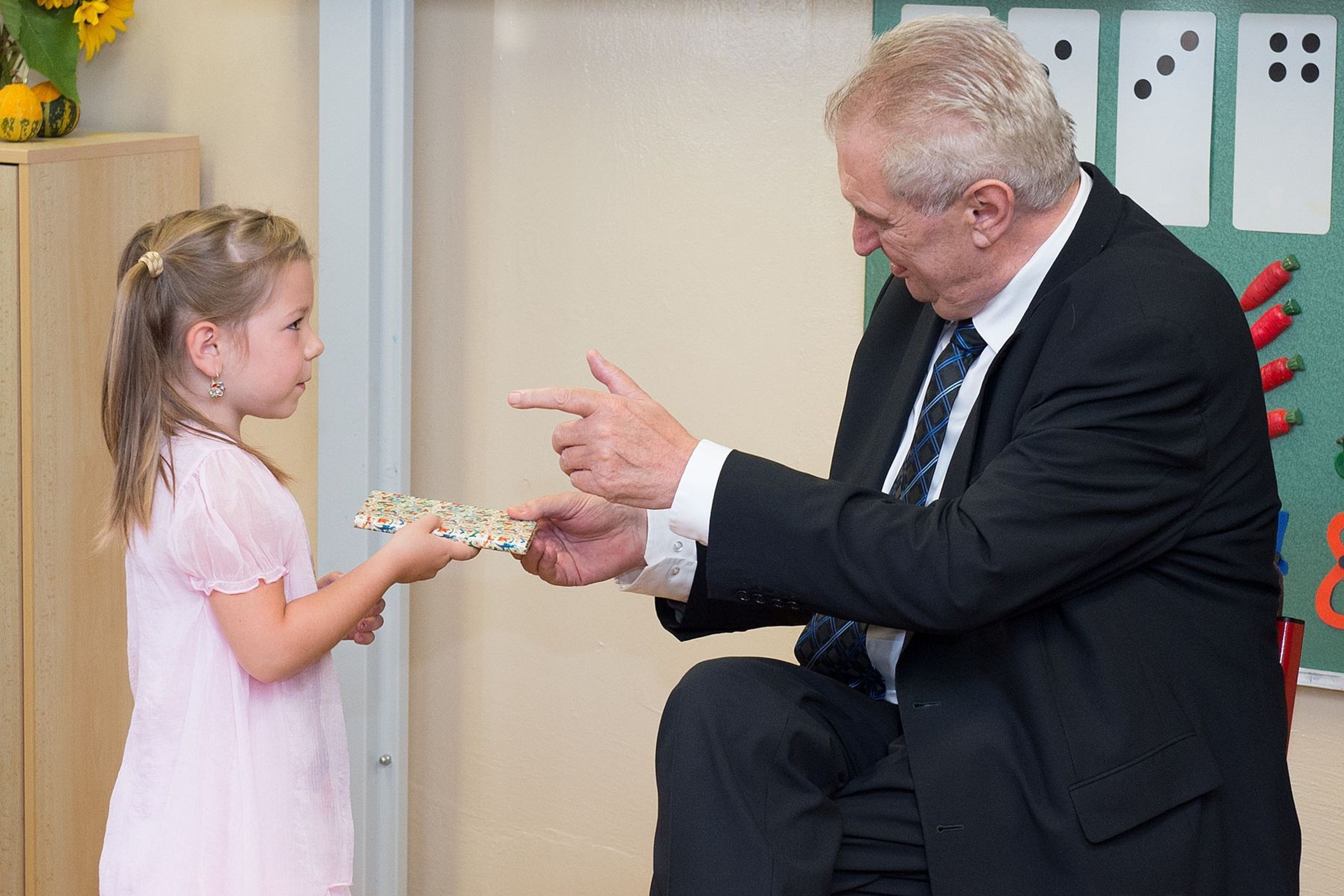 Prezident Miloš Zeman vítá prvňáčky - 1 - GALERIE: Miloš Zeman zahajuje školní rok ve Stochově (14/17)