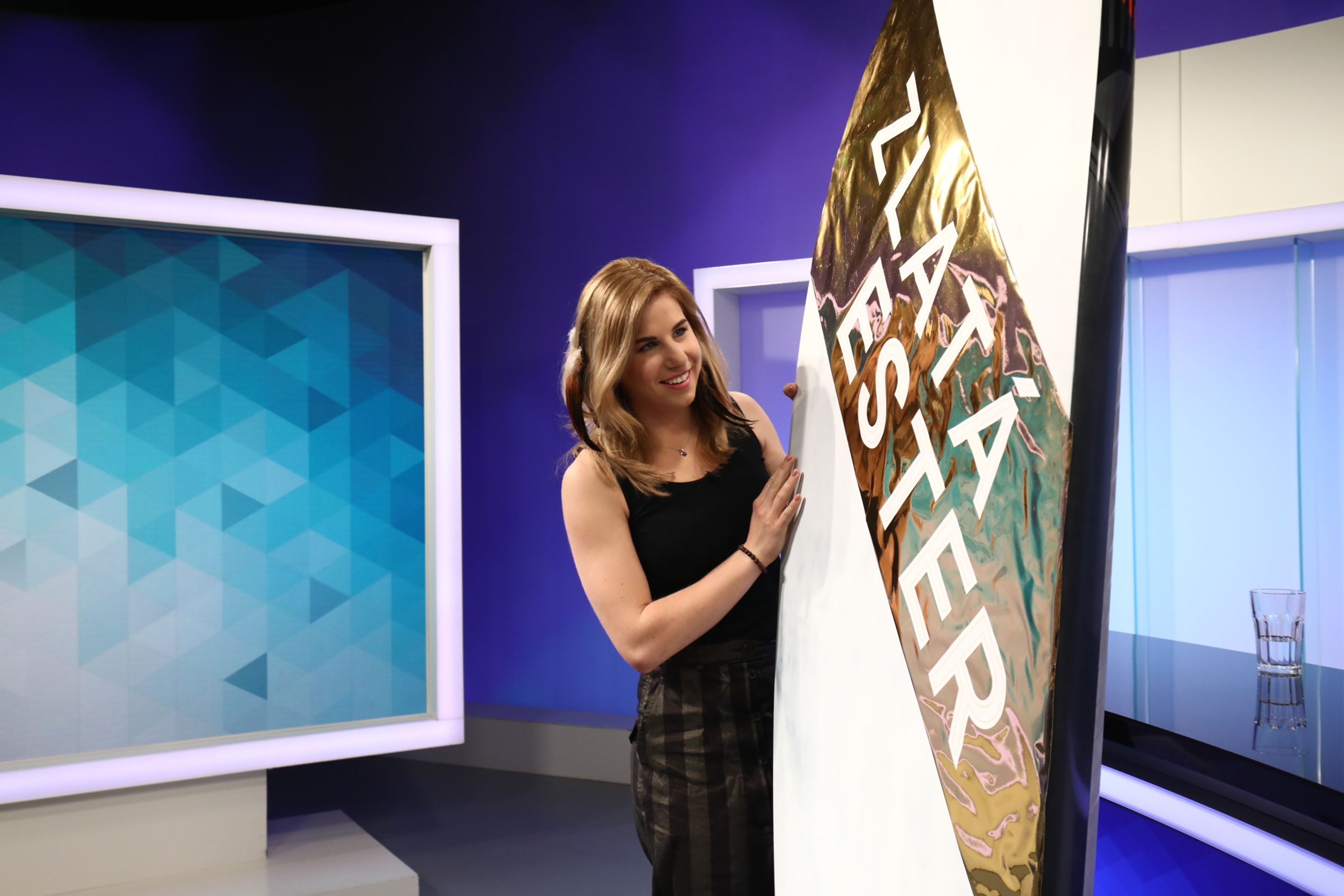 Ester byla ze surfu nadšená a po natáčení se nemohla vynadívat. - GALERIE: Zákulisí z natáčení rozhovoru s Ester Ledeckou (14/16)
