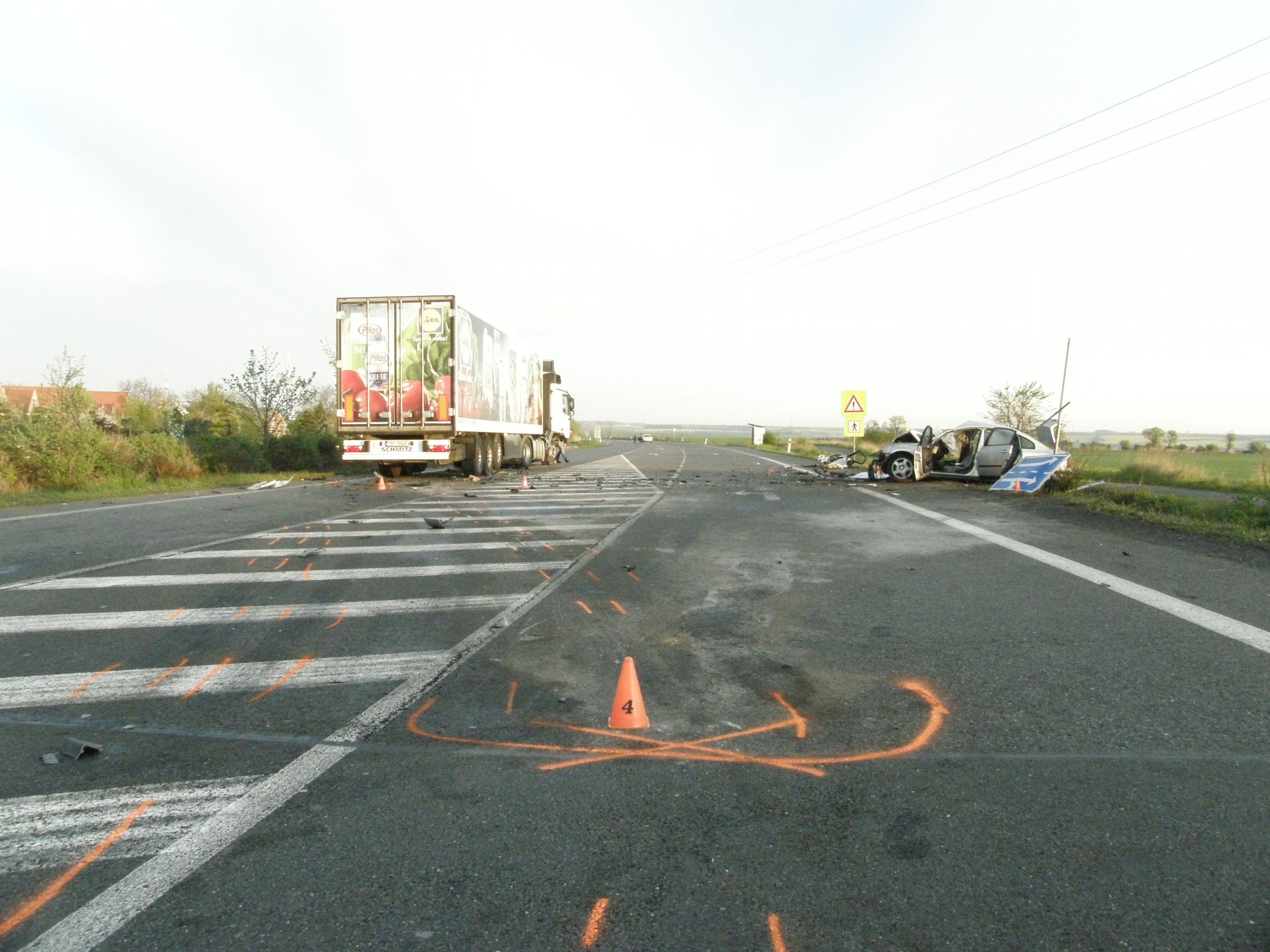 Passat se čelně srazil s kamionem u Kladna - 2 - Passat se čelně srazil s kamionem u Kladna (2/9)