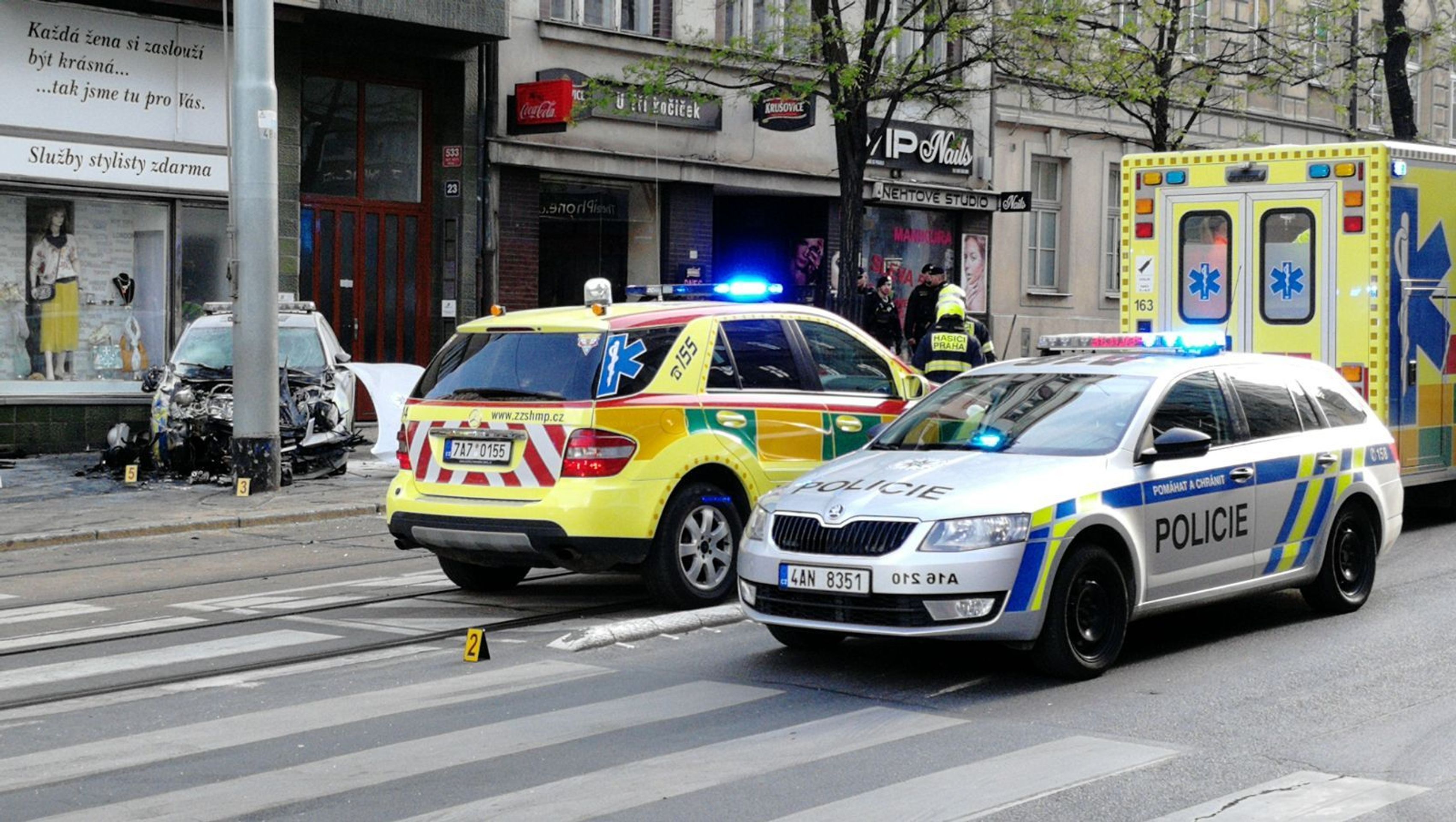 Nehoda policejního auta v Praze - 2 - GALERIE: Nehoda policejního auta v Praze (5/10)