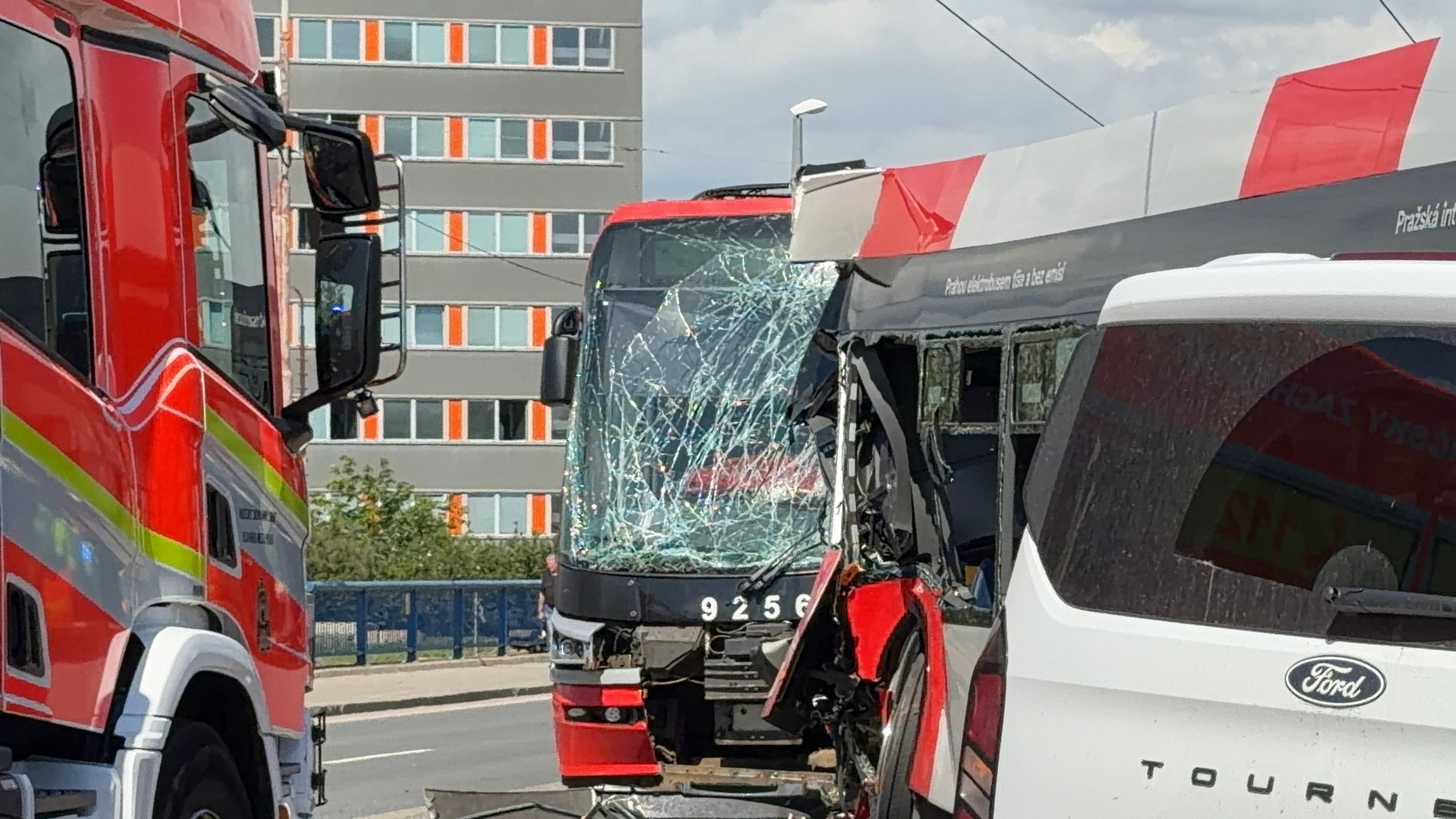 Srážka tramvaje s autobusem - Srážka tramvaje s autobusem (9/12)