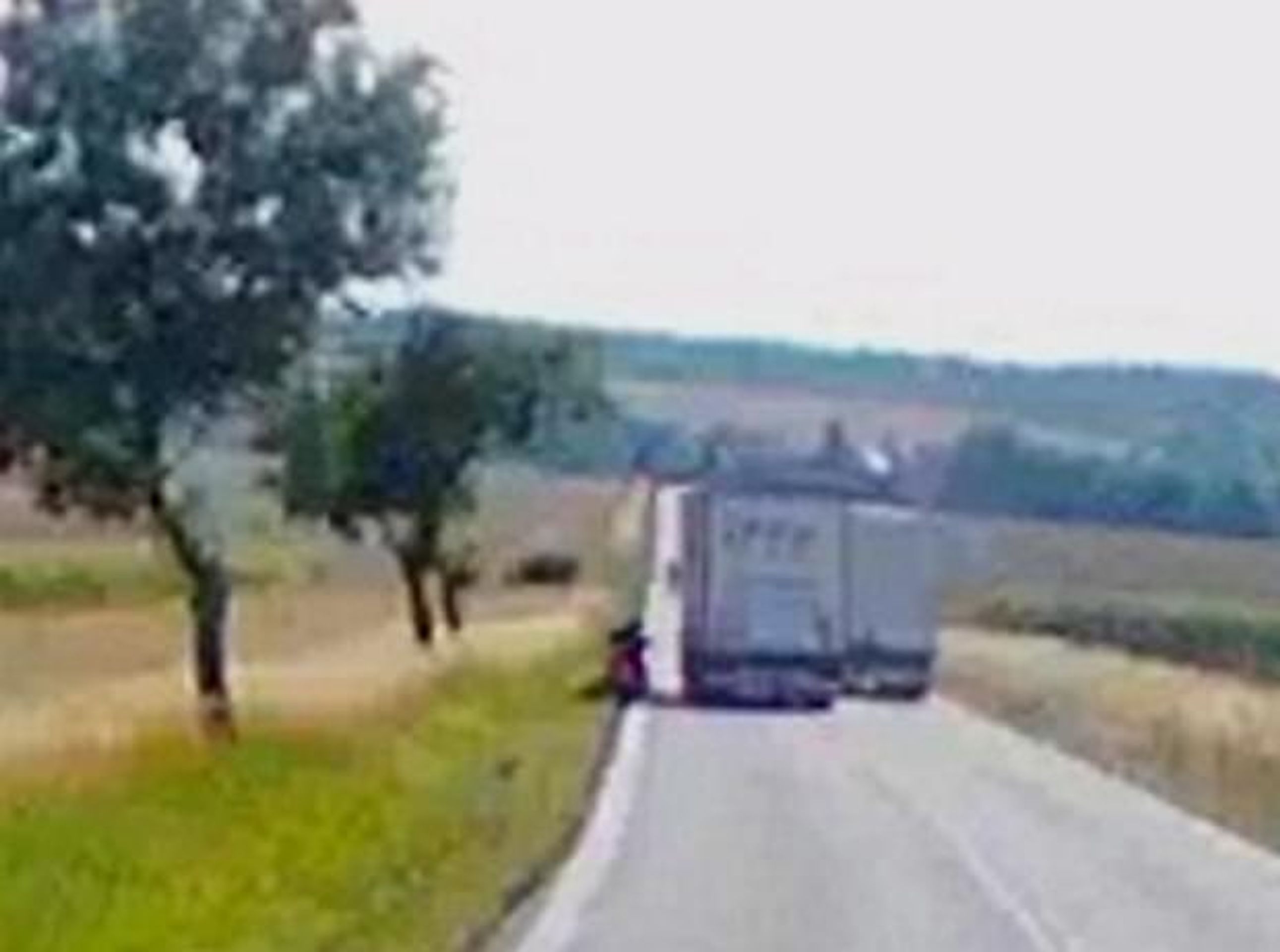 Kamion vytlačil motorkáře ze silnice a ujel - 1 - GALERIE: Kamion vytlačil motorkáře ze silnice a ujel (1/12)