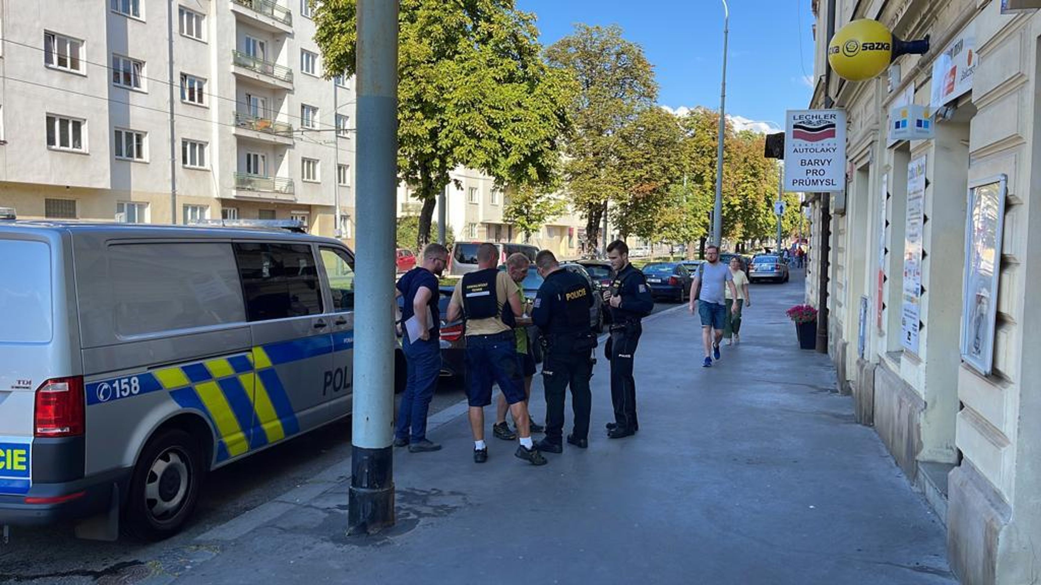 Loupežné přepadení zlatnictví v Praze (5) - Ozbrojený muž přepadl pražské zlatnictví (6/10)