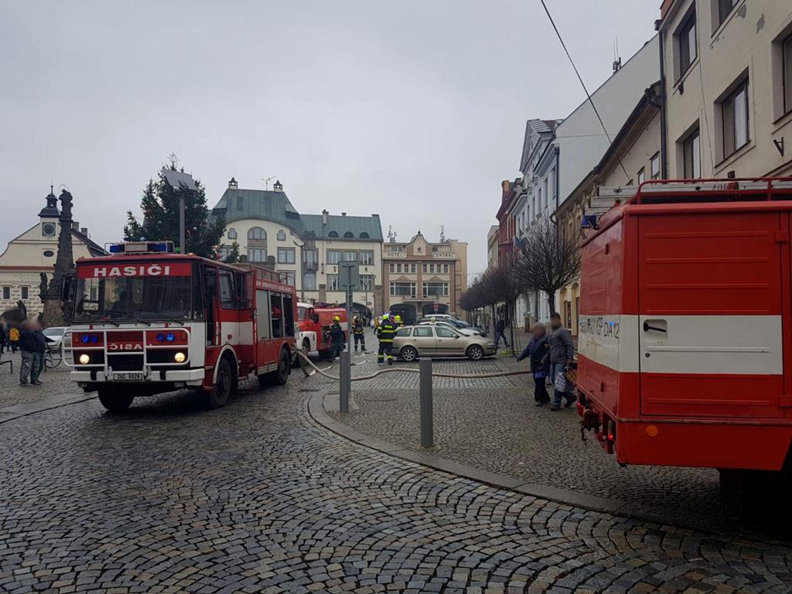 Požár domu ve Dvoře Králové nad Labem - 2 - GALERIE: Požáry ve Dvoře Králové nad Labem a v Kopřivnici (2/18)