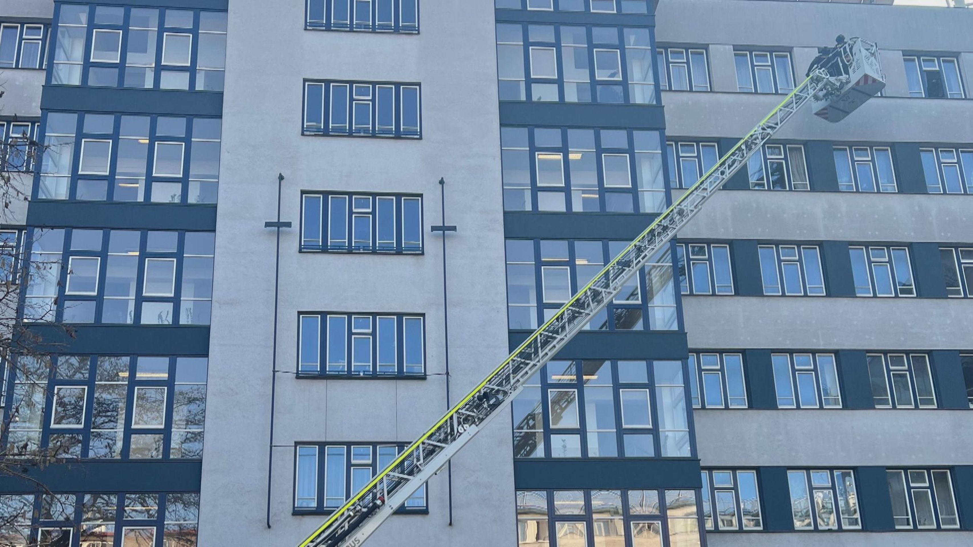 Policie zasahuje v hotelu na pražském Smíchově - Policie zasahuje v hotelu na pražském Smíchově (6/7)