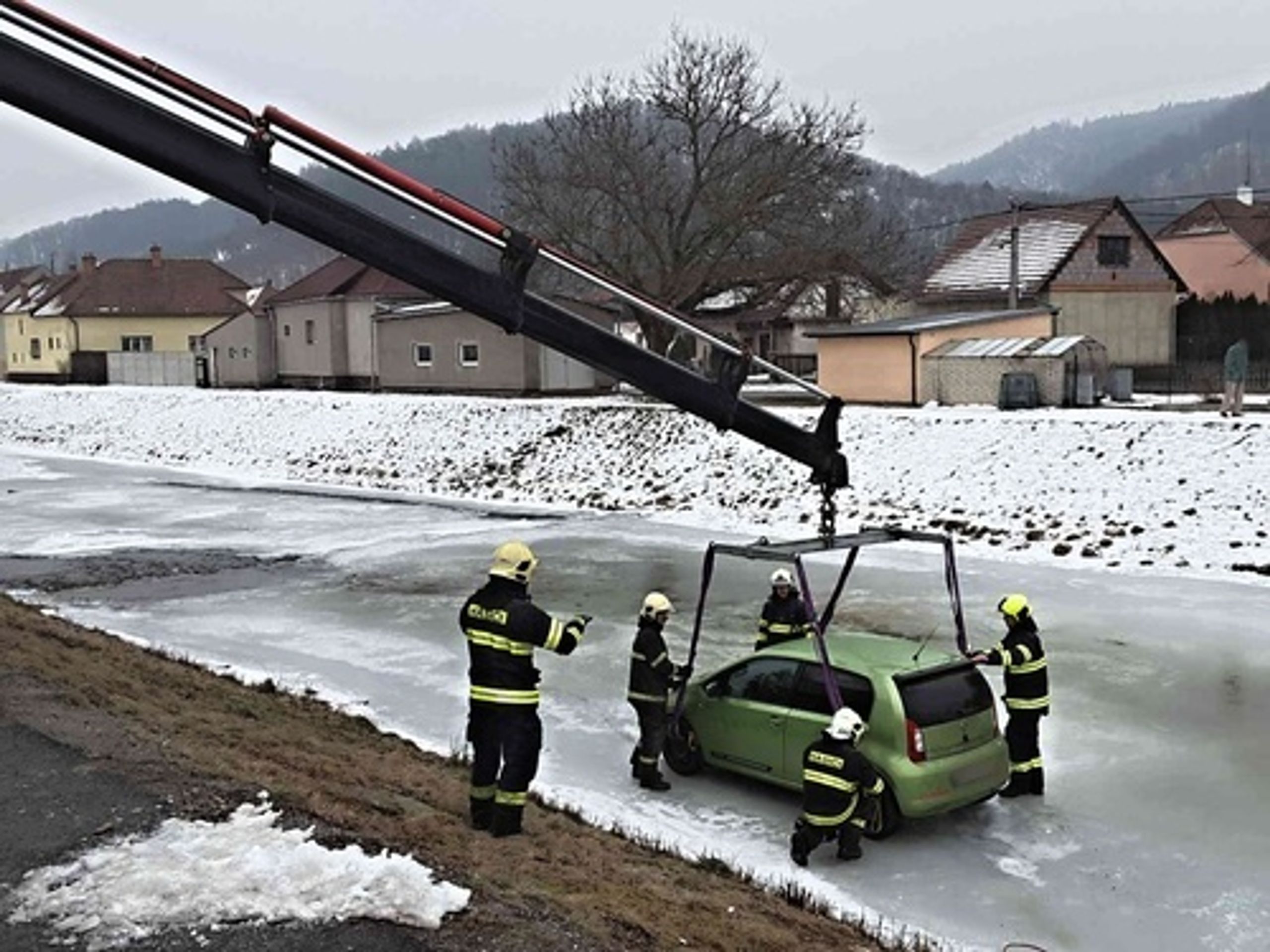 Auto uvízlo na zamrzlé řece - 6 - GALERIE: Auto uvízlo na zamrzlé řece (6/7)