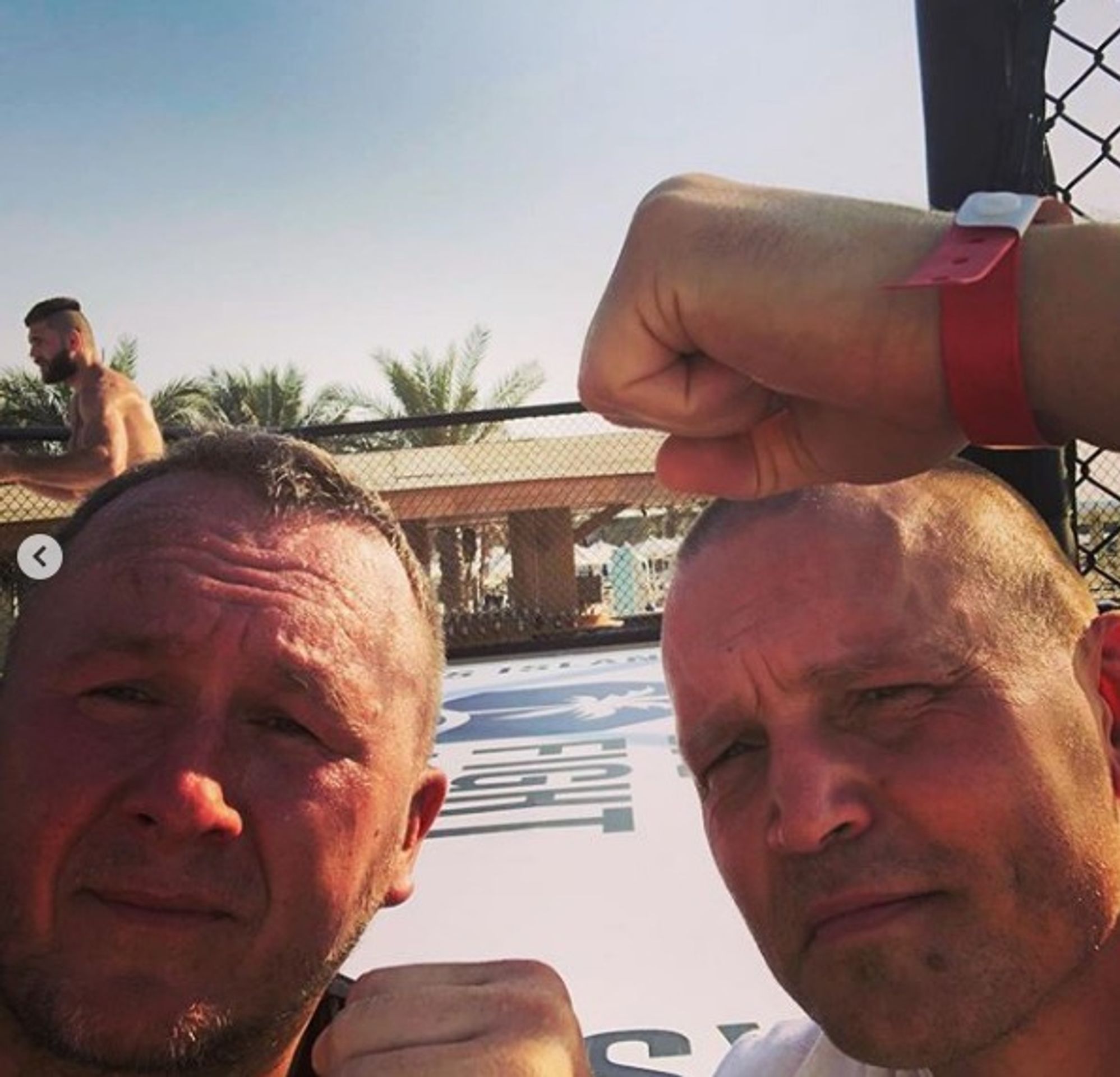 Jiří Procházka a jeho tým v Abú Zabí u oktagonu - 3 - GALERIE: Jiří Procházka si vyzkoušel oktagon UFC na Fight Islandu (4/5)