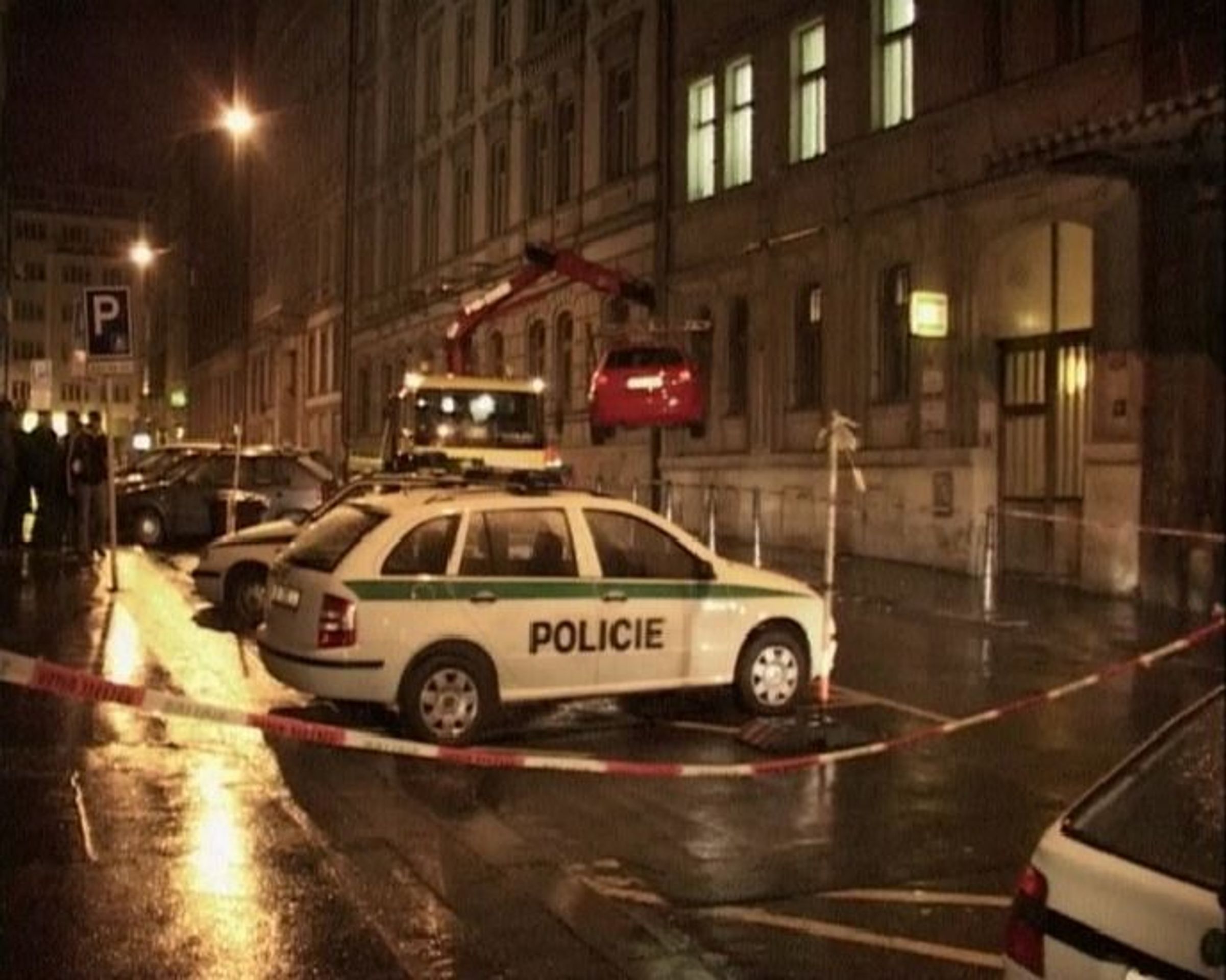 Záběry z místa činu bezprostředně po přestřelce. Policisté zajišťují důkazy. - Střelba v Praze: postřeleným je exšéf policejní jednotky Vladimír Ustyanovič (3/3)