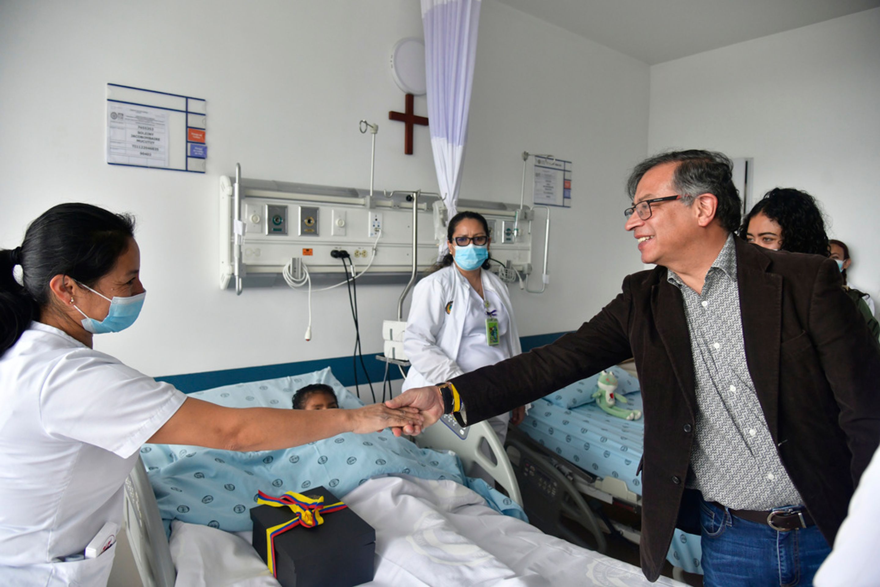 Prezident Gustavo Petro - Děti našli v džungli 40 dní po pádu letadla (7/7)