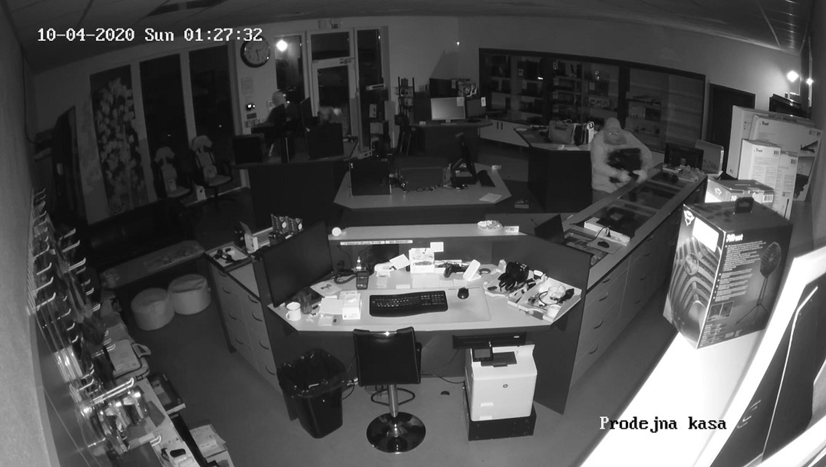 Trojici mužů zachytily při krádeži na Českobudějovicku kamery - 3 - GALERIE: Trojici zachytily při krádeži na Českobudějovicku kamery (4/6)