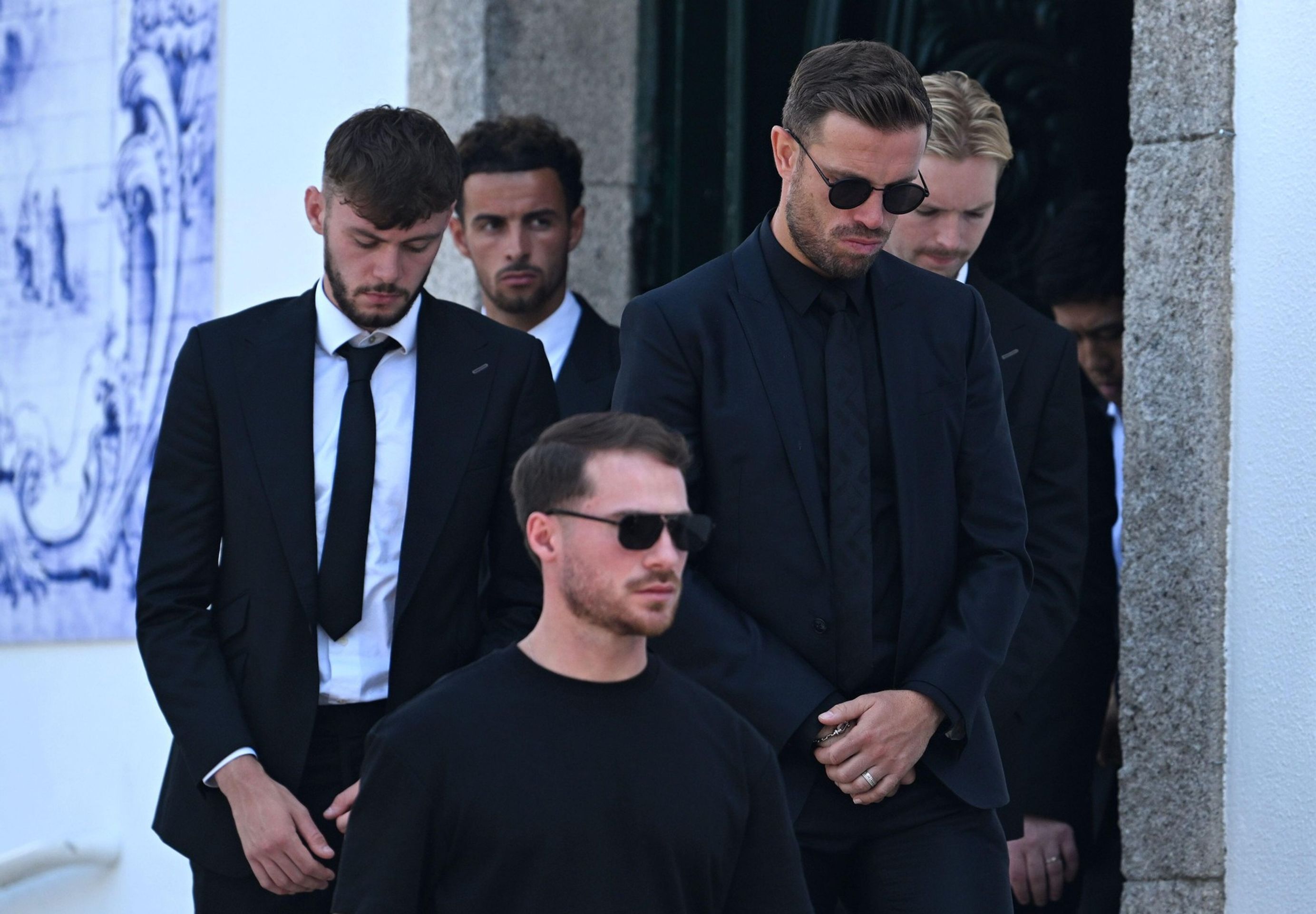 Jordan Henderson ve společnosti Alexise Mac Allistera či Caomhína Kellehera - Pohřeb Dioga Joty a jeho bratra Andreho Silvy (7/12)