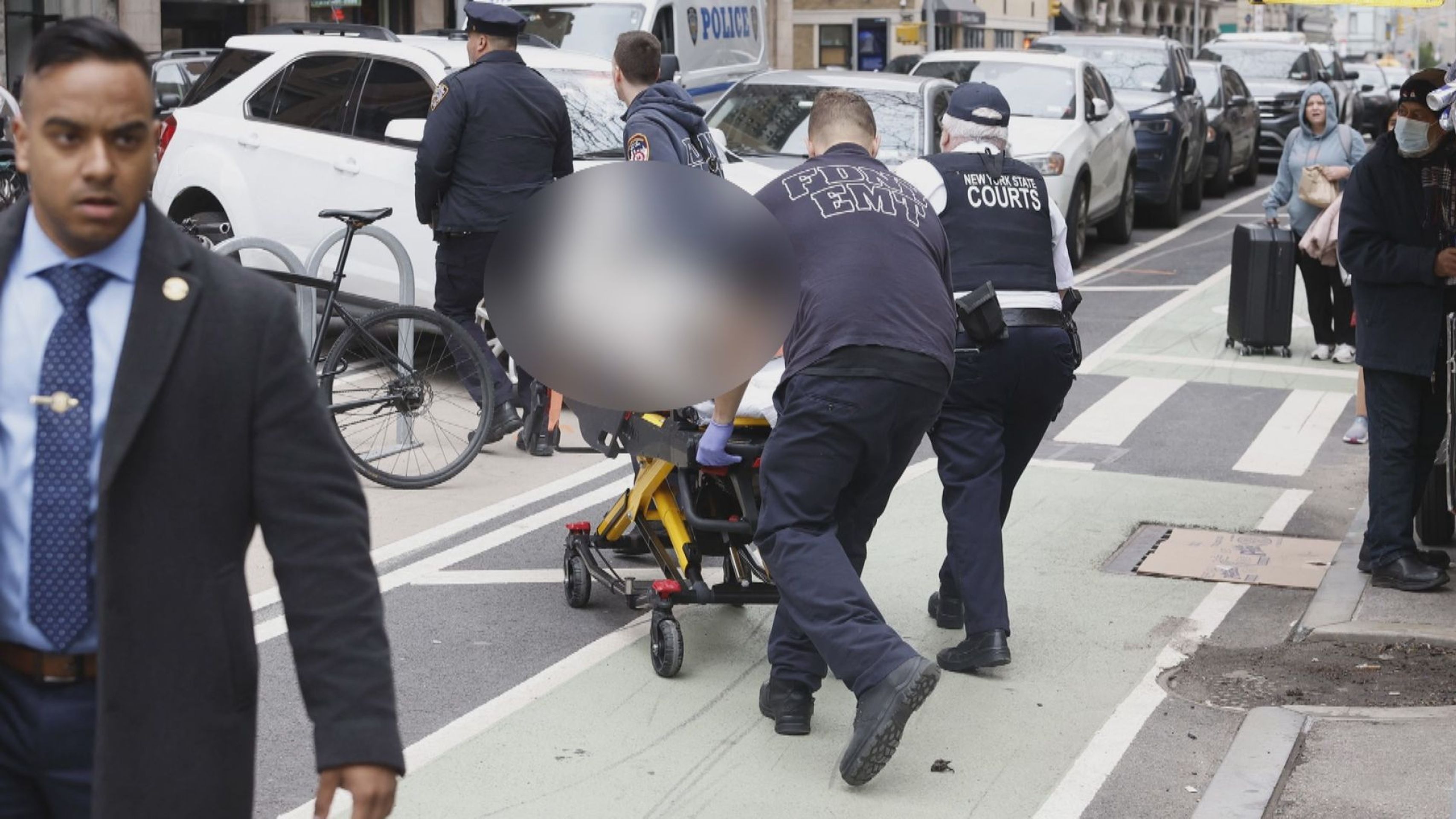 popálený 2 - U newyorského soudu se zapálil muž (3/4)
