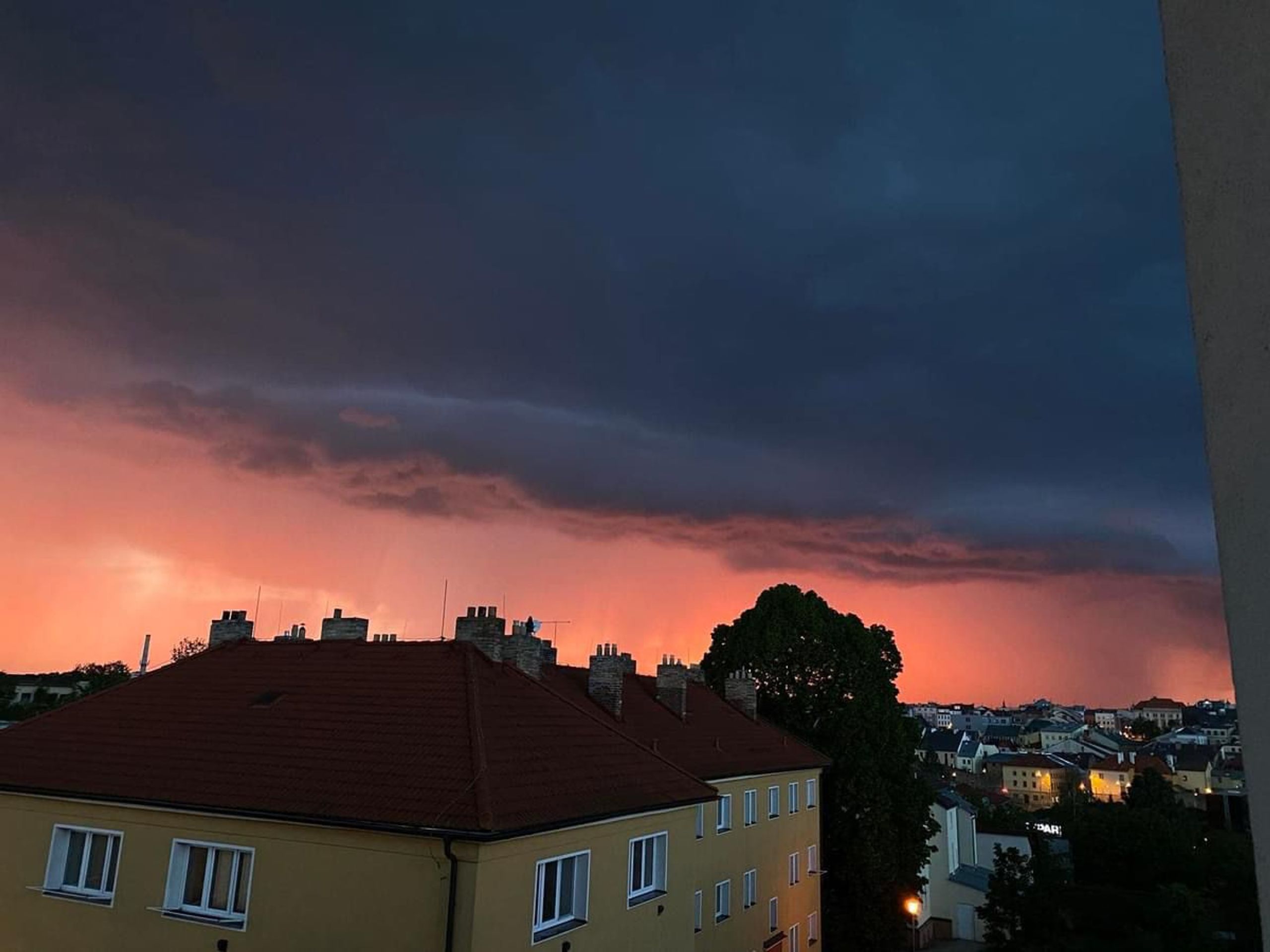 Bouře na Jihlavsku (6) - Neuvěřitelná nebeská podívaná: Bouřkové nebe se zbarvilo do rudé barvy (8/14)