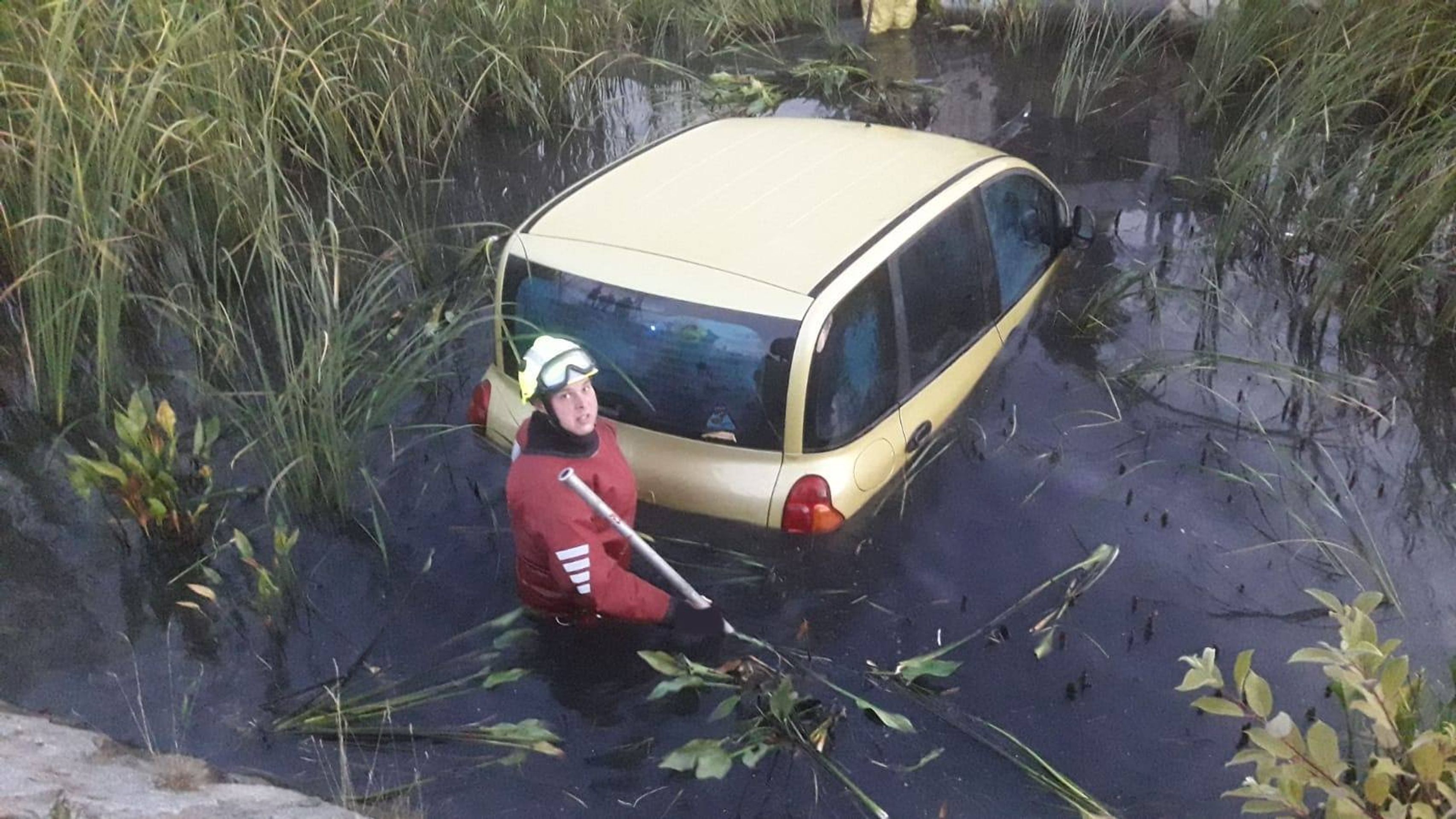 Utopená multipla - 2 - GALERIE: Hasiči zachránili auto z nádrže (5/6)