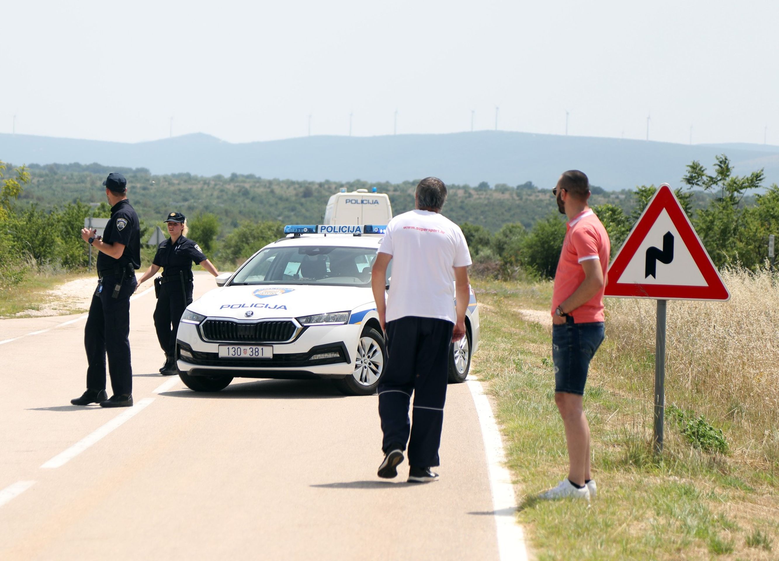 Kvůli havárii vrtulníku uzavřela chorvatská policie silnici N1 nedaleko Šibeniku - V Chorvatsku havaroval maďarský vrtulník (2/3)